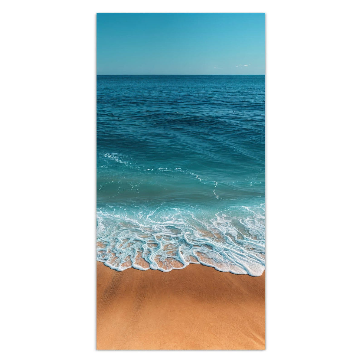 Wandbild aus Glas mit Motiv Azurblaues Meer: Blick über tiefblaues Meer bis zum Horizont, vorn Schaum auf goldenem Sand