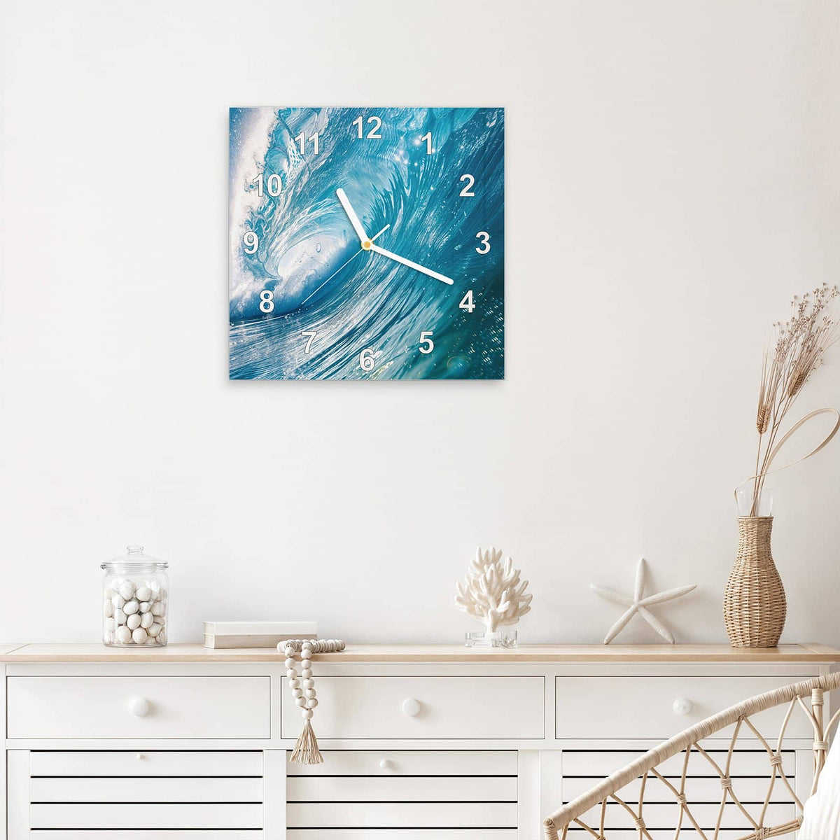 Quadratische Wanduhr aus Glas Blaue Welle mit Gischt mit Ziffernblatt Modern über einem weißen Sideboard