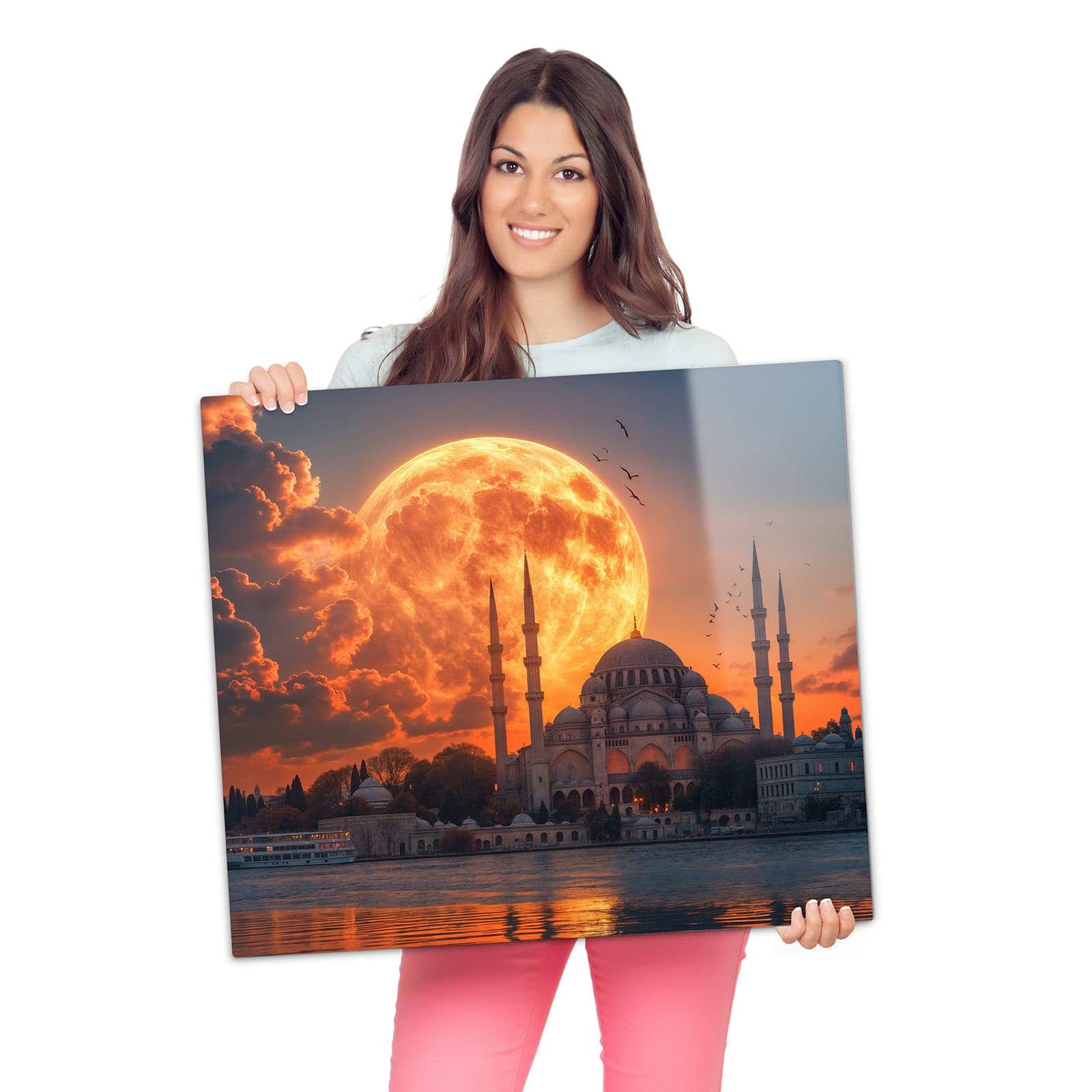 Herdabdeckung aus Holz mit Mond über Istanbul-Motiv wird zur Größendarstellung gehalten