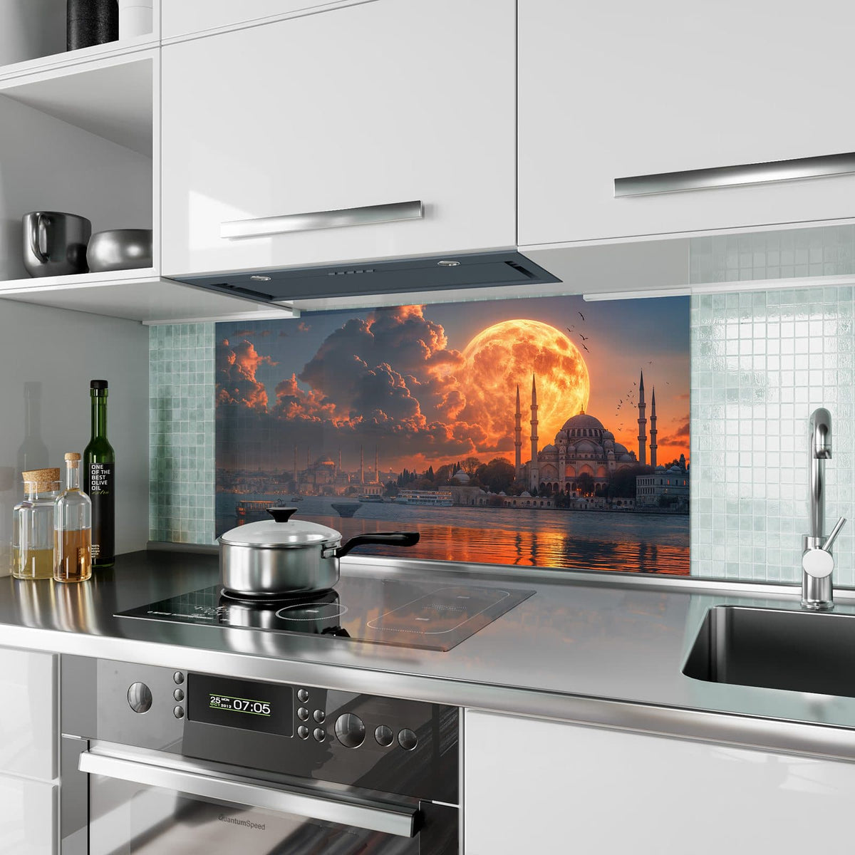 Küchenrückwand aus Glas Mond über der Moschee im Hochformat als Spritzschutz hinter dem Kochfeld, über dem Fliesenspiegel montiert