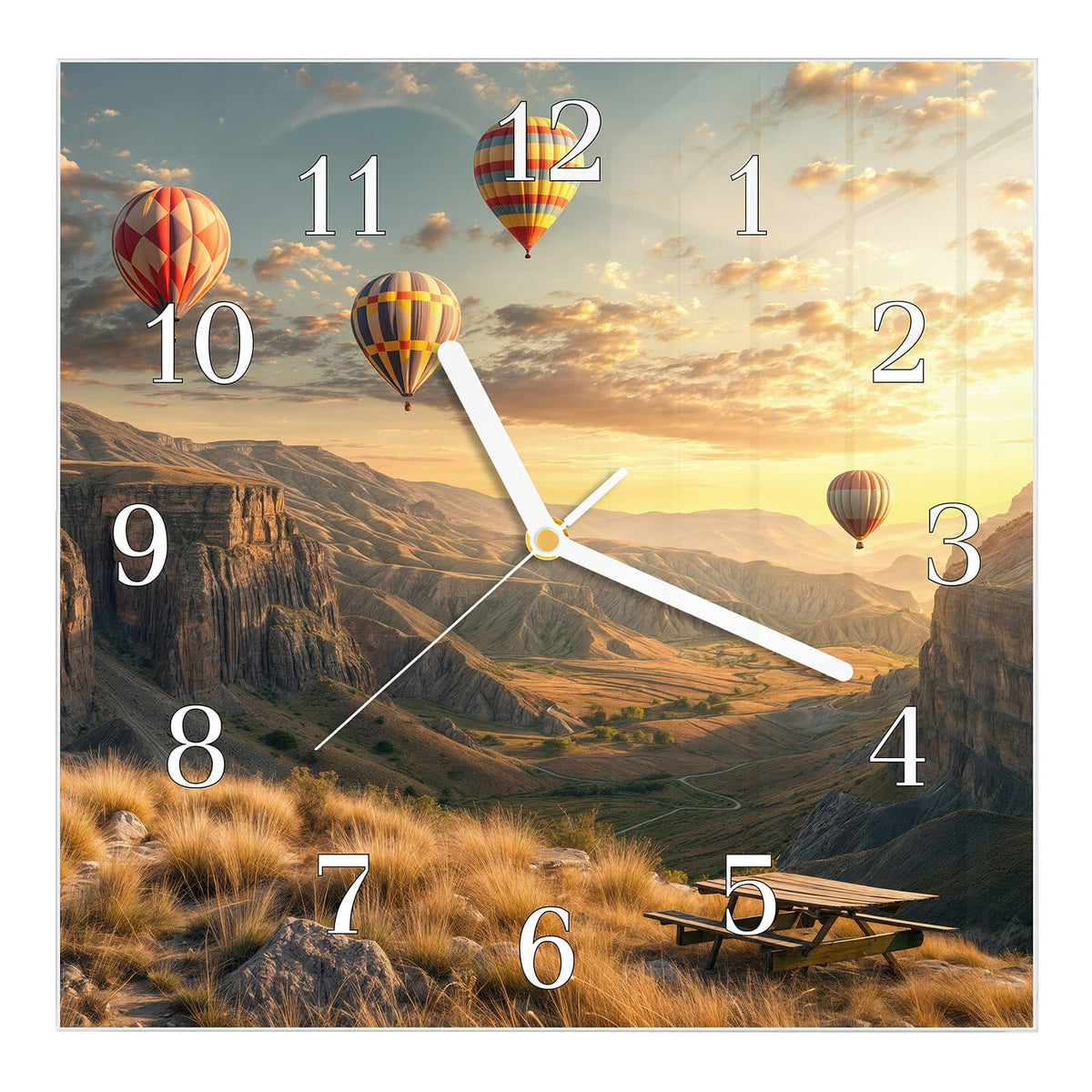 Wanduhr aus Glas, Ziffernblatt Klassisch: Vier Heißluftballons über einer Canyonlandschaft im Abendlicht, Picknicktisch im Vordergrund