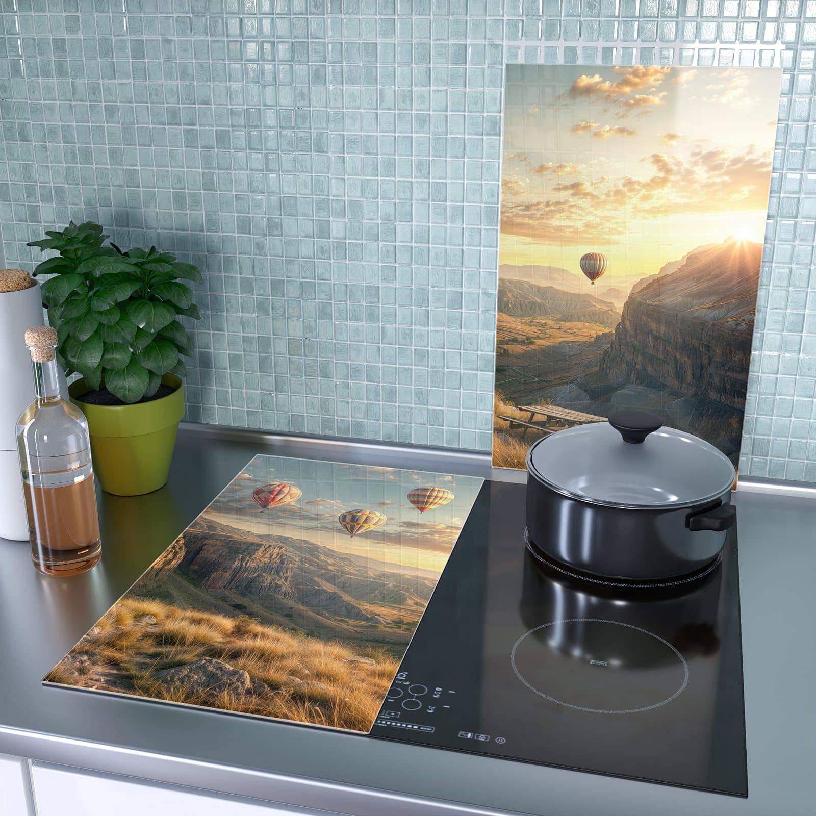 2-teilige Herdabdeckplatte aus Glas mit Landschaft mit Ballons-Motiv als Spritzschutz hinter dem Kochfeld