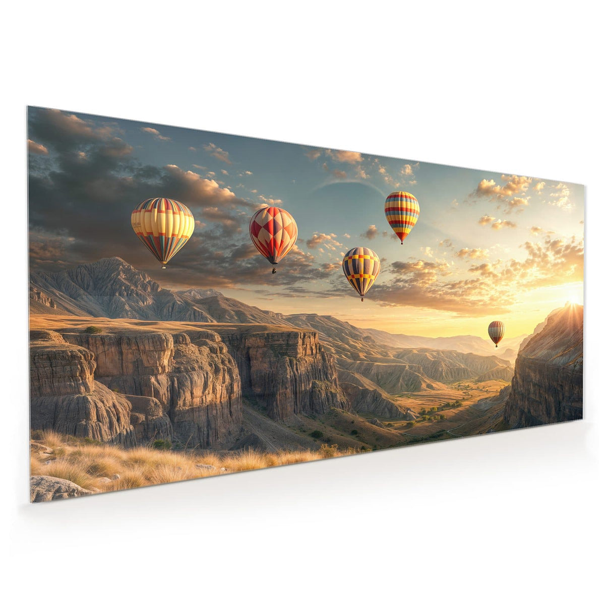 Küchenrückwand aus Glas im Hochformat: Vier Heißluftballons über einer Canyonlandschaft im Abendlicht, Picknicktisch im Vordergrund