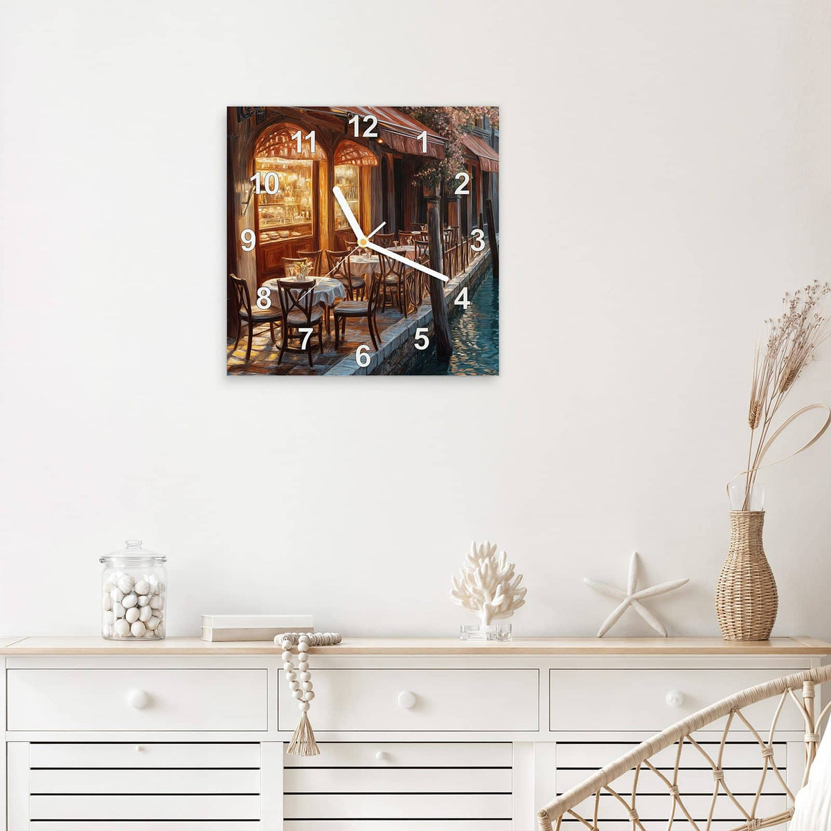 Quadratische Wanduhr aus Glas Kanalcafé in Venedig mit Ziffernblatt Modern über einem weißen Sideboard