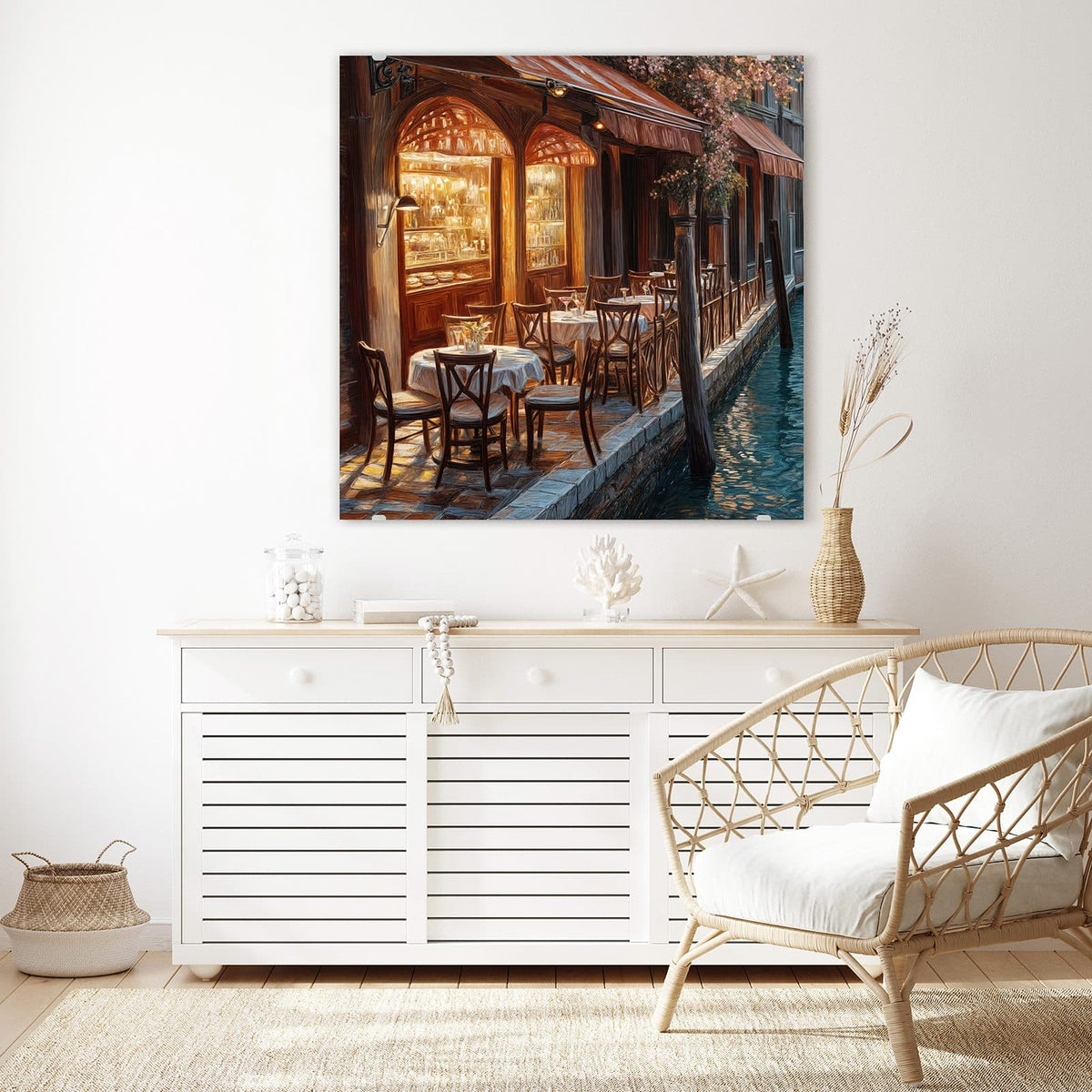 Glasbild Kanalcafé in Venedig an der Wand – Venezianisches Café am Kanal: gedeckte Tische, Stühle und warm erleuchtete Fenster am Wasser