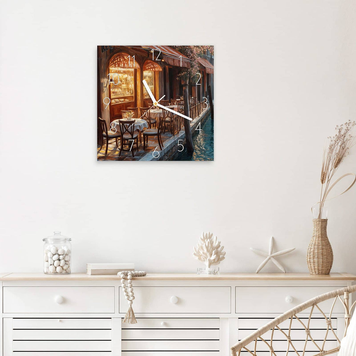 Quadratische Wanduhr aus Glas Kanalcafé in Venedig mit Ziffernblatt Elegant über einem weißen Sideboard