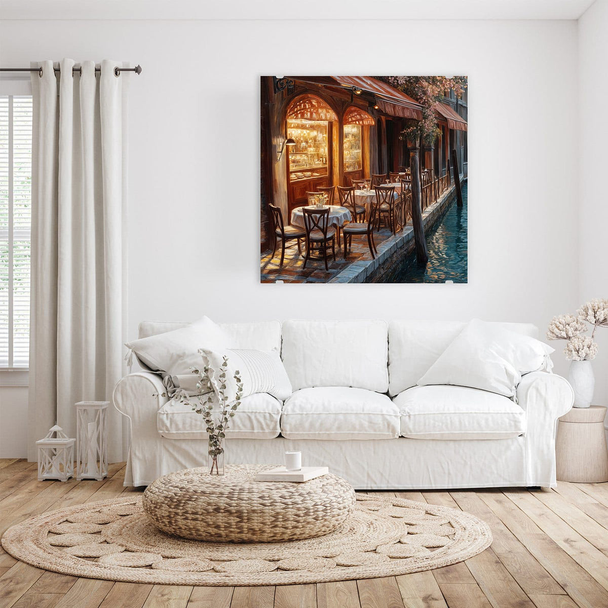 Glasbild Kanalcafé in Venedig an der Wand – Venezianisches Café am Kanal: gedeckte Tische, Stühle und warm erleuchtete Fenster am Wasser