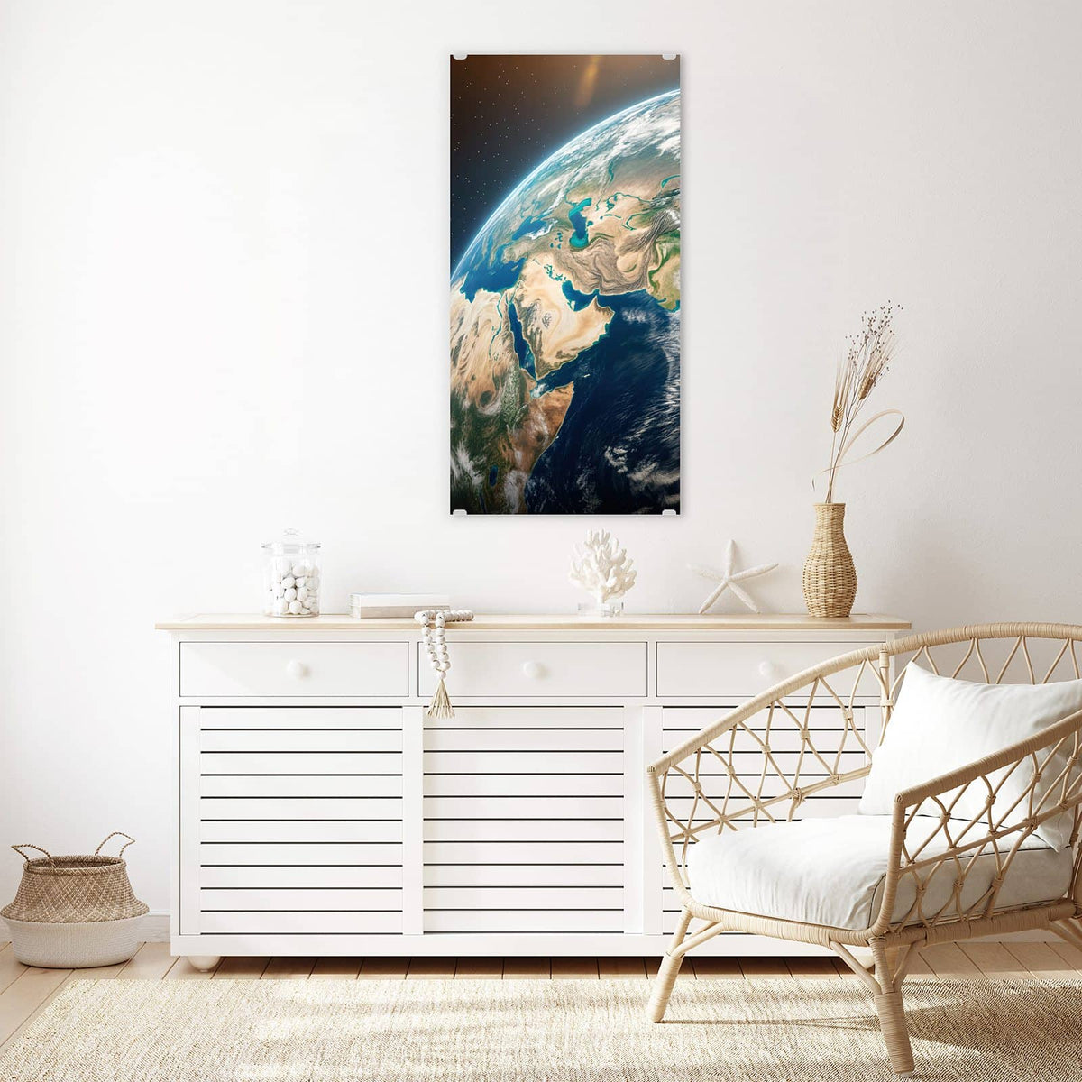 Glasbild Erdkugel mit Kontinenten an der Wand – Erdkugel groß im Bild mit Arabien, Asien und Wolkenbändern, kaum Sterne