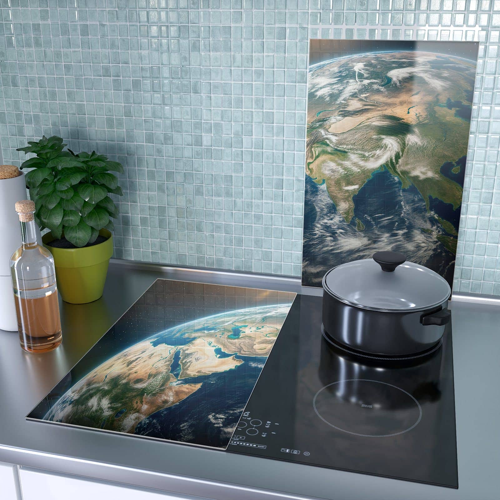 2-teilige Herdabdeckplatte aus Glas mit Sanfte Erde aus dem All-Motiv als Spritzschutz hinter dem Kochfeld