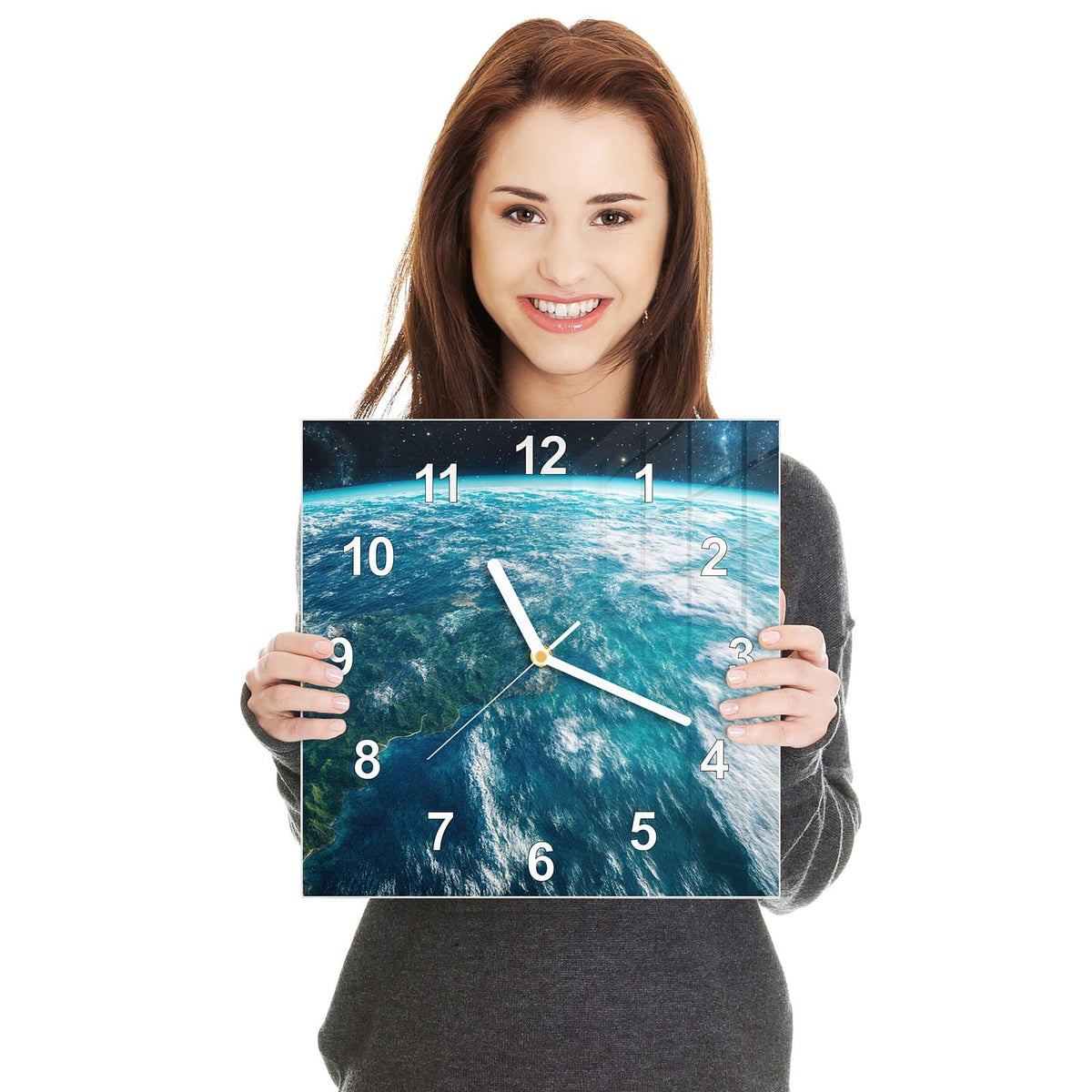 Quadratische Wanduhr aus Glas Ozeane aus dem Orbit in zwei Händen gehalten – Größenvergleich, 30 × 30 cm