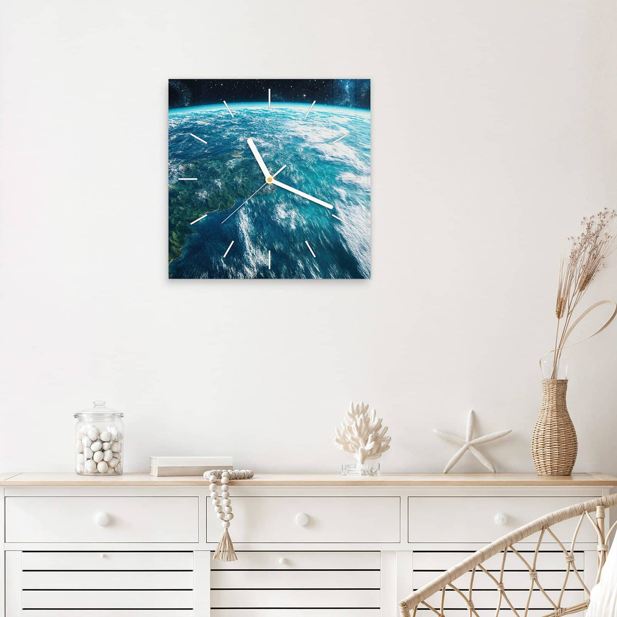 Quadratische Wanduhr aus Glas Ozeane aus dem Orbit mit Ziffernblatt Linie über einem weißen Sideboard