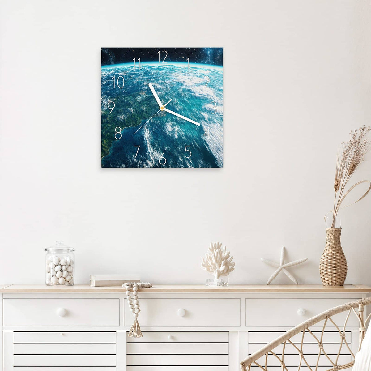 Quadratische Wanduhr aus Glas Ozeane aus dem Orbit mit Ziffernblatt Elegant über einem weißen Sideboard