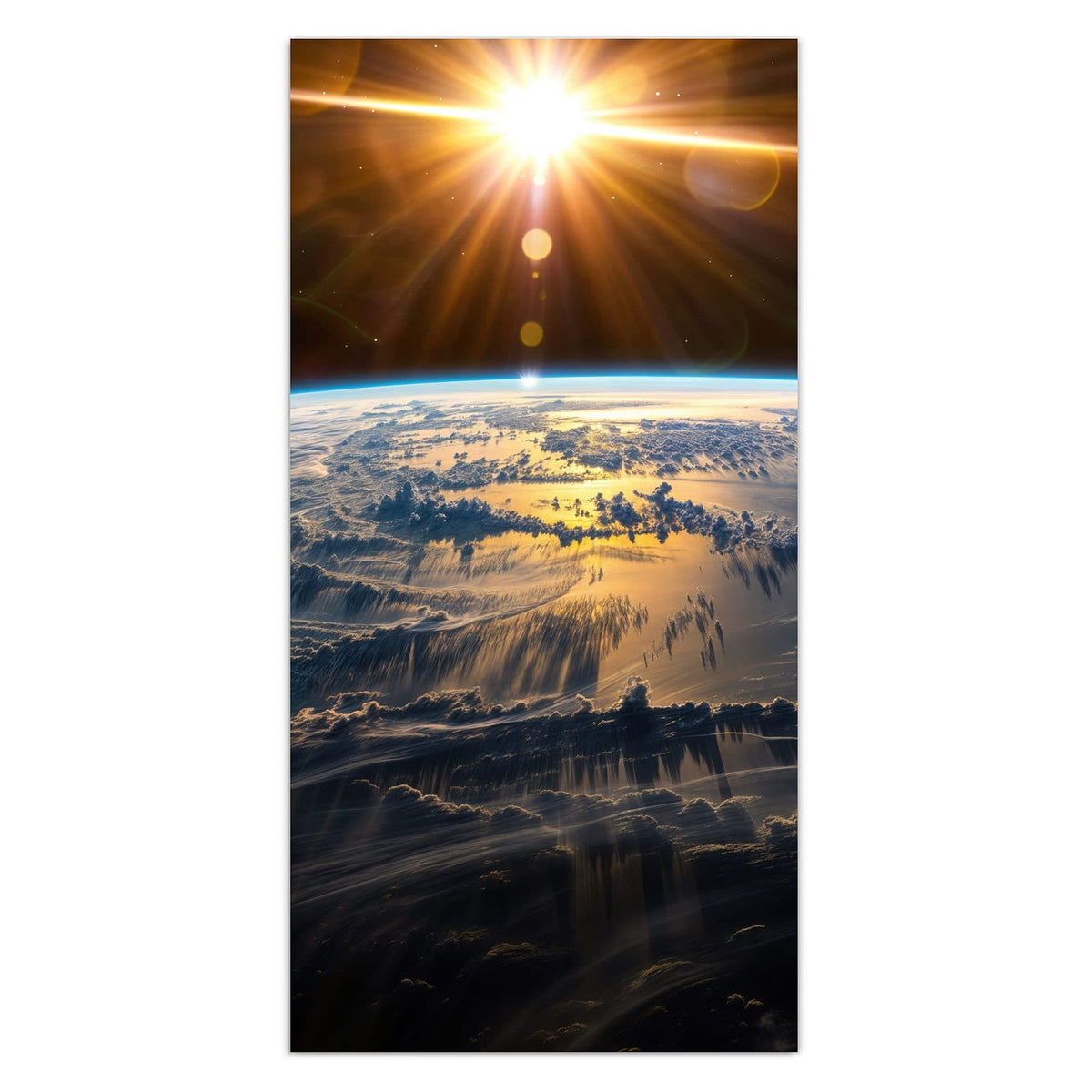 Sonne bricht als goldener Stern über der Erdkrümmung hervor, Wolkendecke darunter