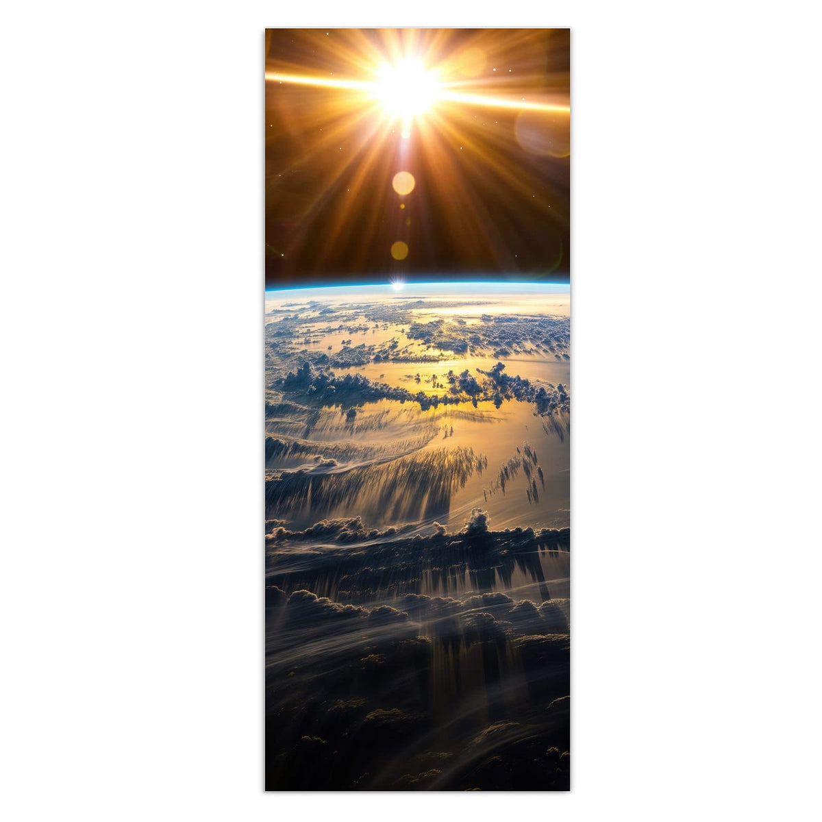 Sonne bricht als goldener Stern über der Erdkrümmung hervor, Wolkendecke darunter