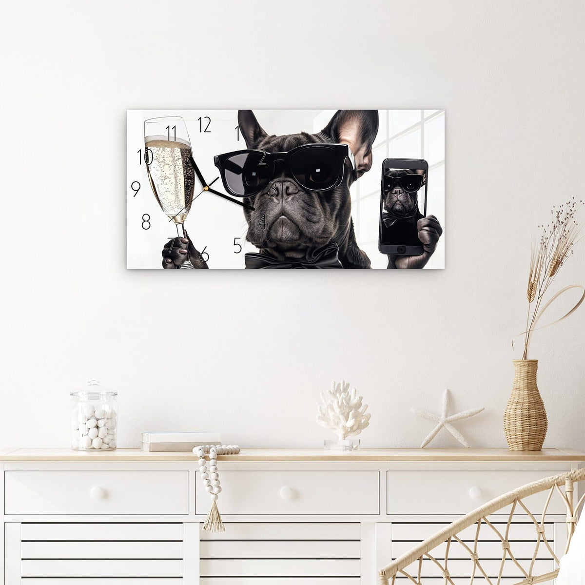 Wanduhr Sonnenbrillenhund aus Glas – Querformat 60 × 30 cm – Bulldogge mit Sonnenbrille und Sekt