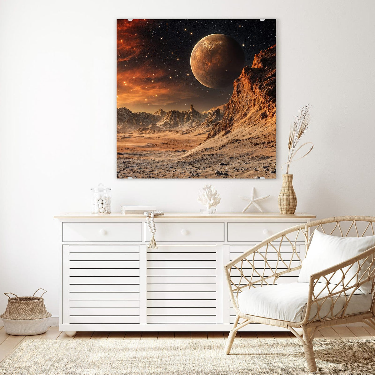 Glasbild Planet über der Wüste an der Wand – Steinige rote Wüstenlandschaft mit Felskante, darüber ein großer beiger Planet