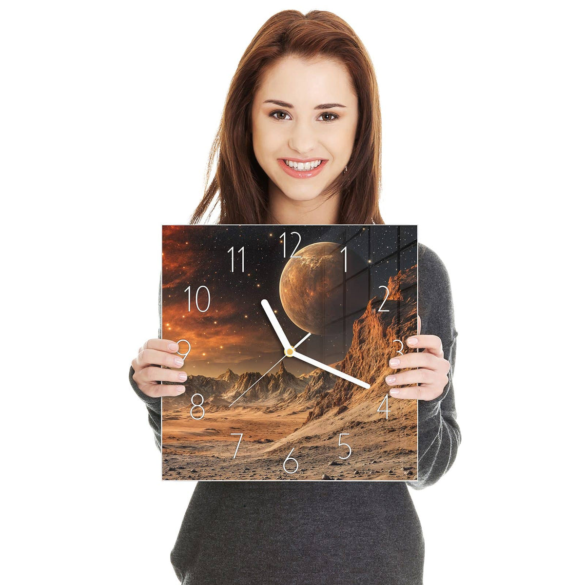 Quadratische Wanduhr aus Glas Planet über der Wüste in zwei Händen gehalten – Größenvergleich, 30 × 30 cm