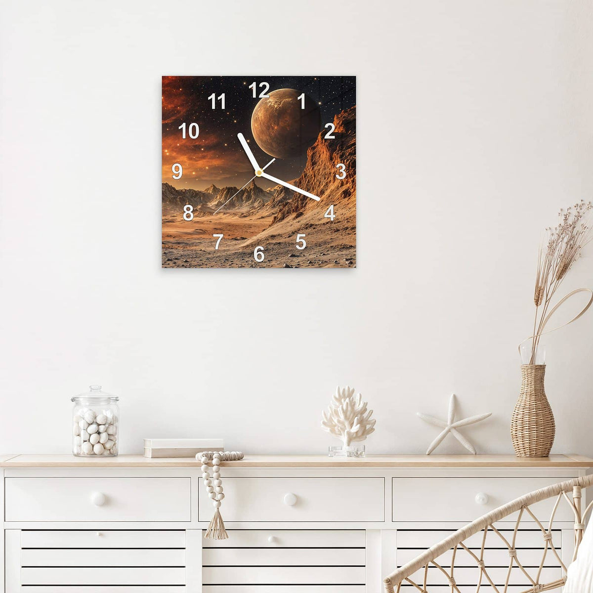 Quadratische Wanduhr aus Glas Planet über der Wüste mit Ziffernblatt Modern über einem weißen Sideboard