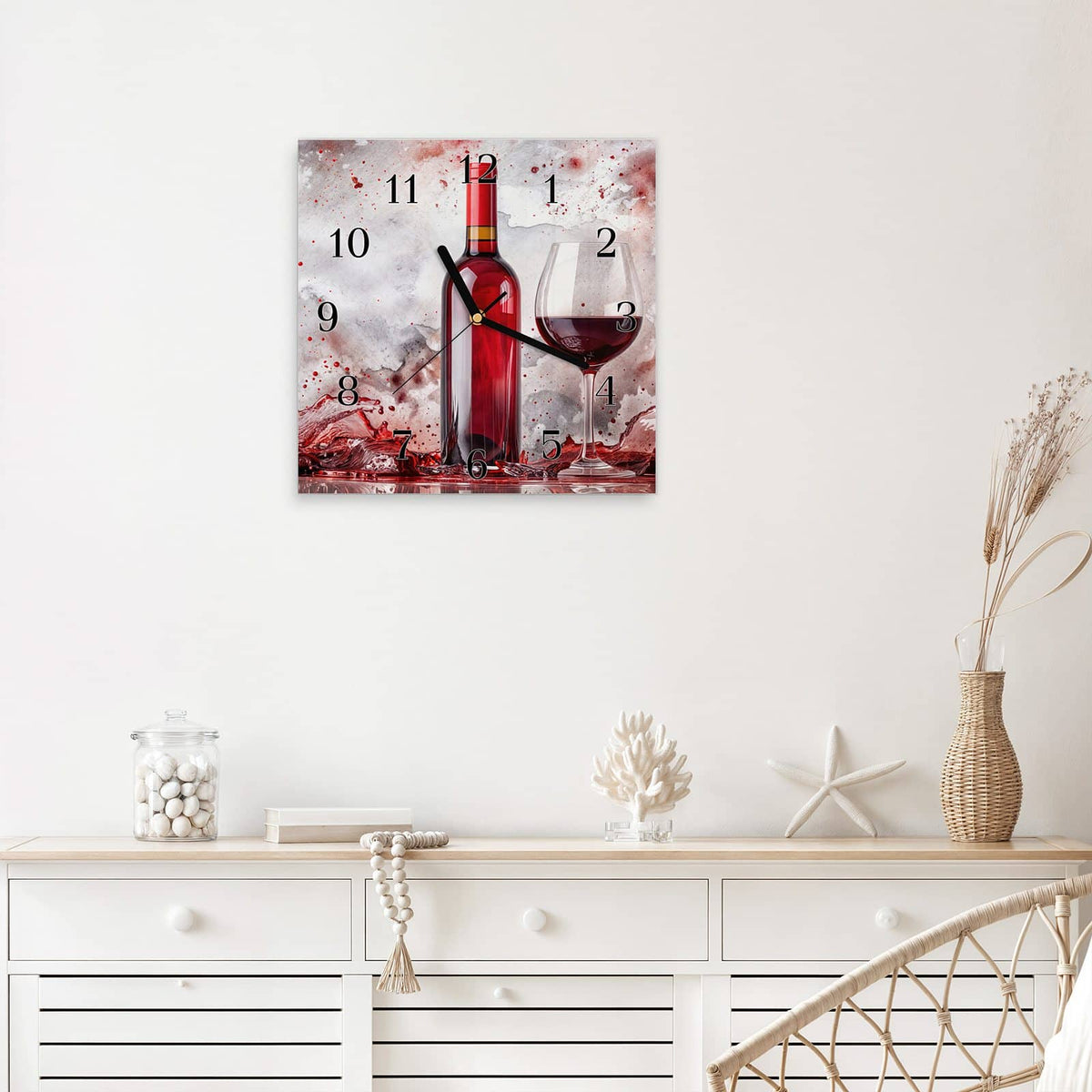 Quadratische Wanduhr aus Glas Weinflasche im Spritzer mit Ziffernblatt Klassisch über einem weißen Sideboard