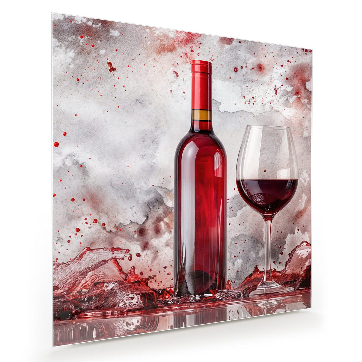 Rotweinflasche und gefülltes Glas, ringsum rote Weinspritzer vor marmoriertem Grund