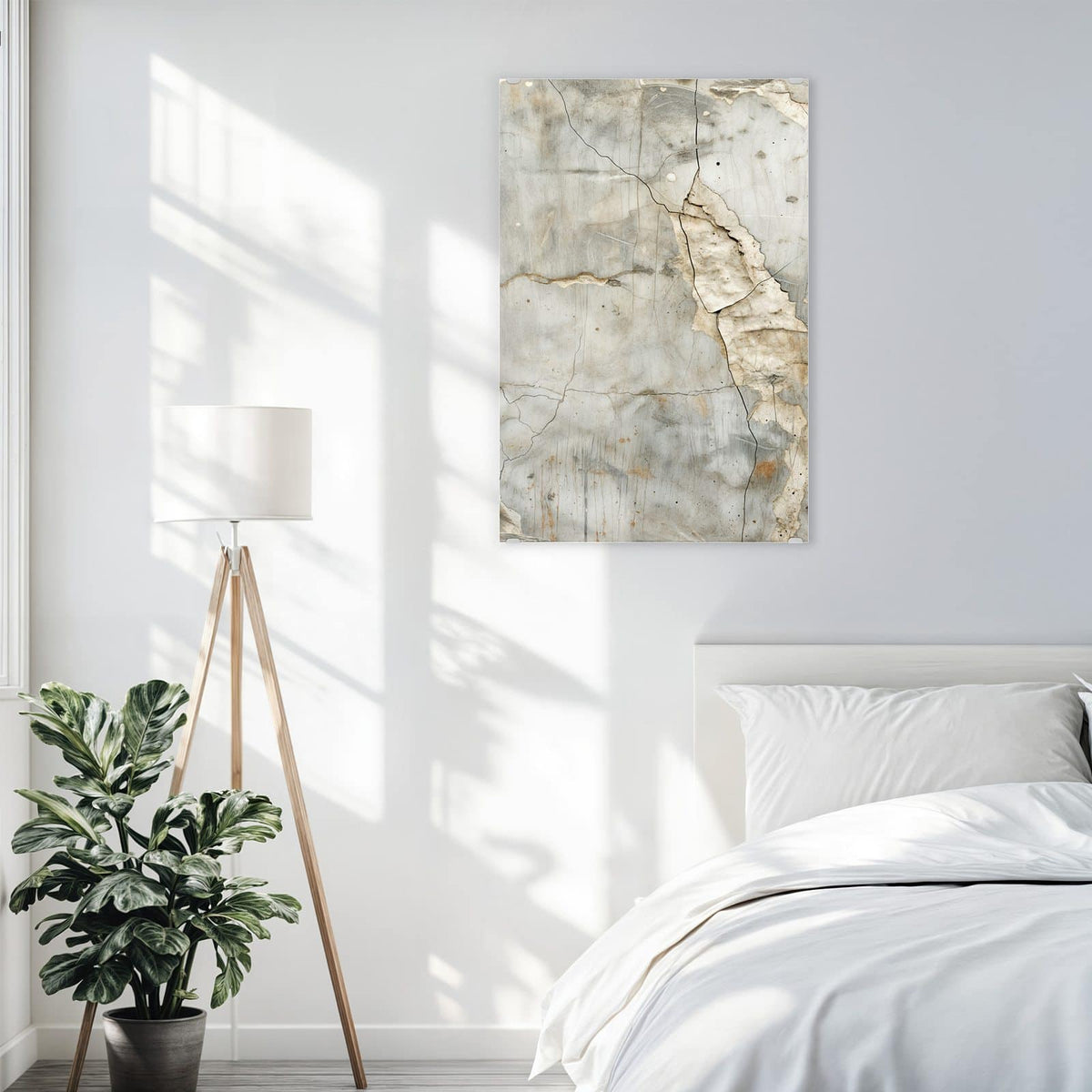 Glasbild Abgeplatzter Putz an der Wand – Hellgraue Wand, von der cremefarbene Putzschollen abplatzen, feine dunkle Risse und Rostpunkte