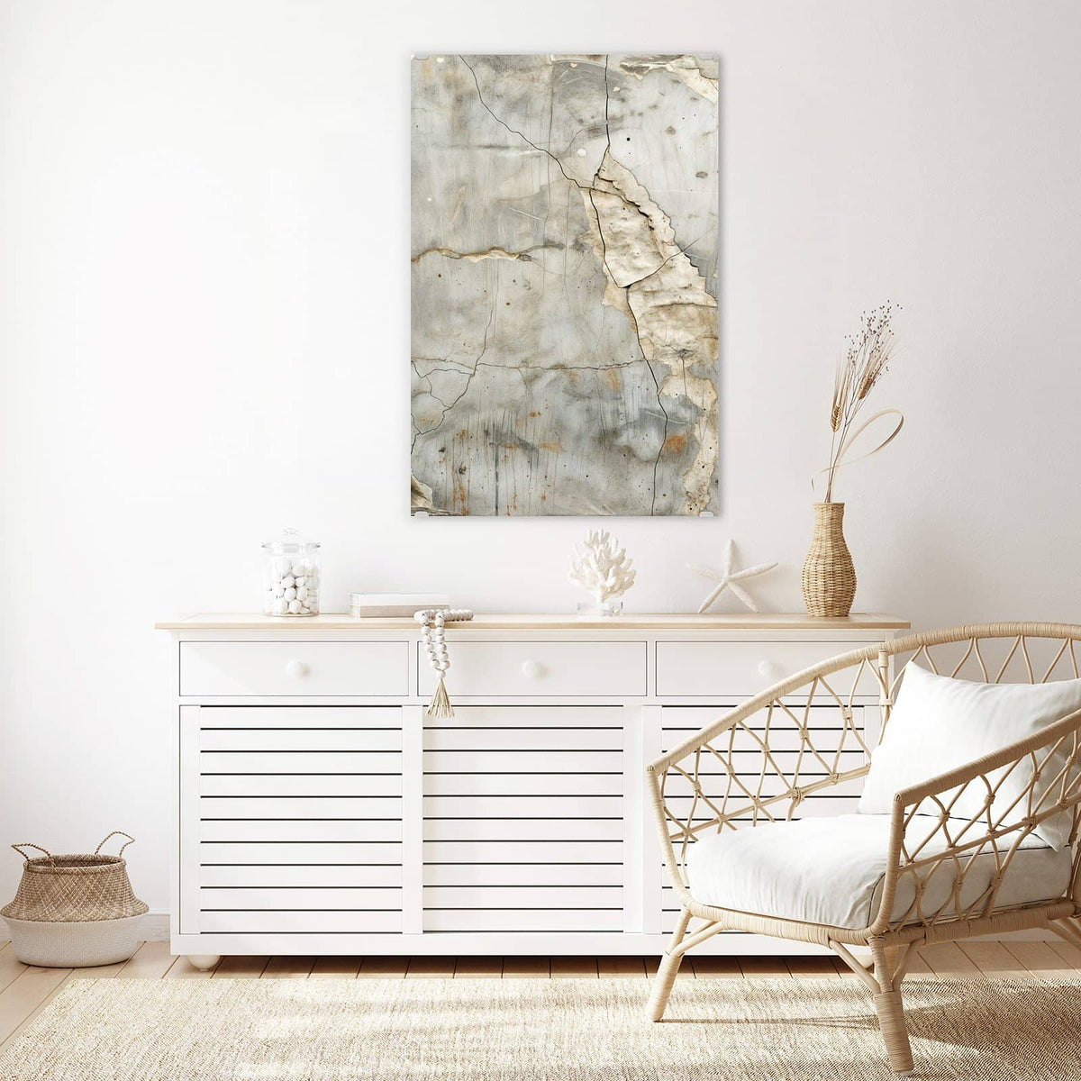 Glasbild Abgeplatzter Putz an der Wand – Hellgraue Wand, von der cremefarbene Putzschollen abplatzen, feine dunkle Risse und Rostpunkte
