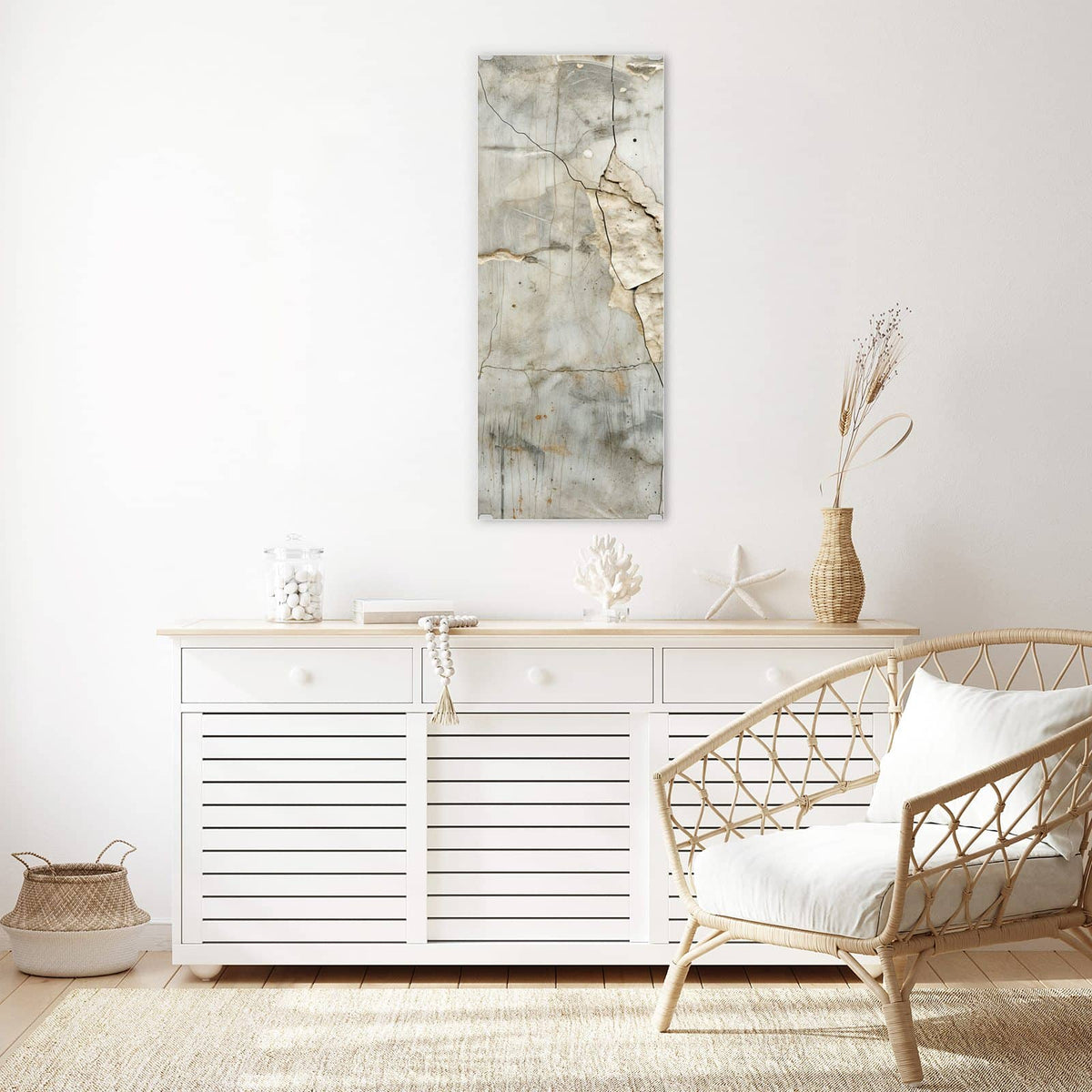 Glasbild Abgeplatzter Putz an der Wand – Hellgraue Wand, von der cremefarbene Putzschollen abplatzen, feine dunkle Risse und Rostpunkte