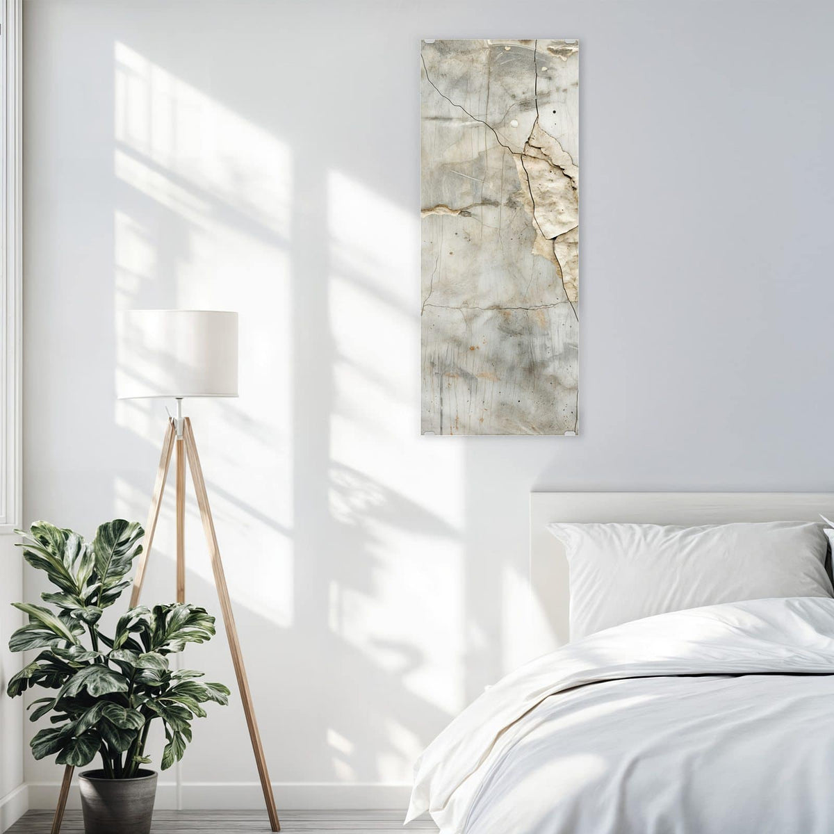 Glasbild Abgeplatzter Putz an der Wand – Hellgraue Wand, von der cremefarbene Putzschollen abplatzen, feine dunkle Risse und Rostpunkte