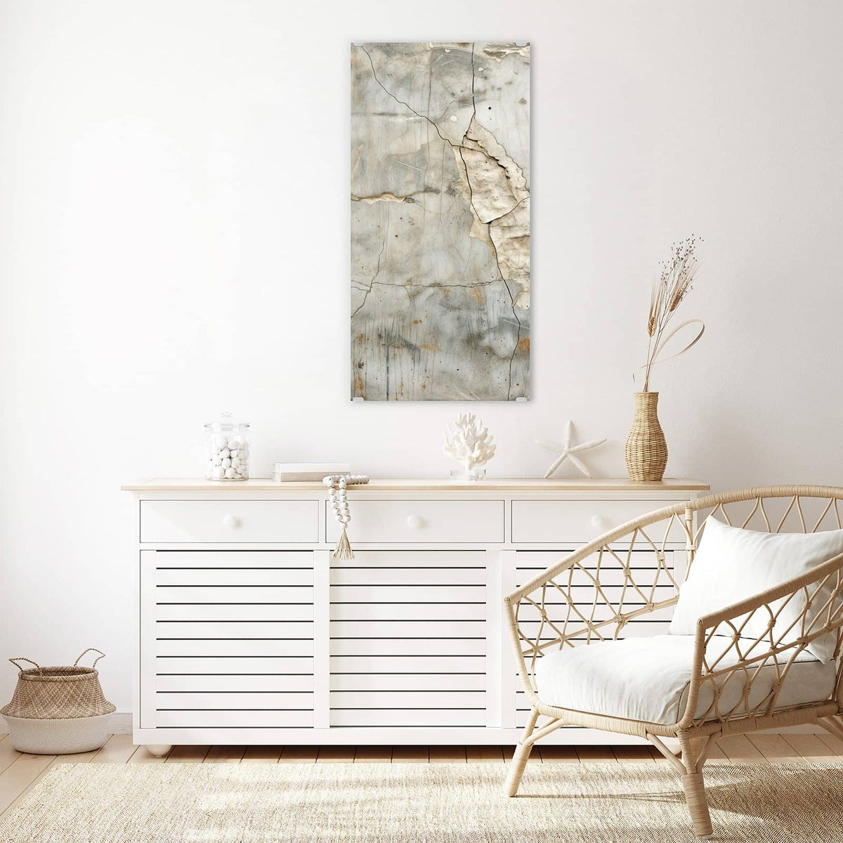 Glasbild Abgeplatzter Putz an der Wand – Hellgraue Wand, von der cremefarbene Putzschollen abplatzen, feine dunkle Risse und Rostpunkte