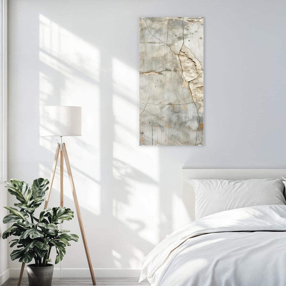 Glasbild Abgeplatzter Putz an der Wand – Hellgraue Wand, von der cremefarbene Putzschollen abplatzen, feine dunkle Risse und Rostpunkte