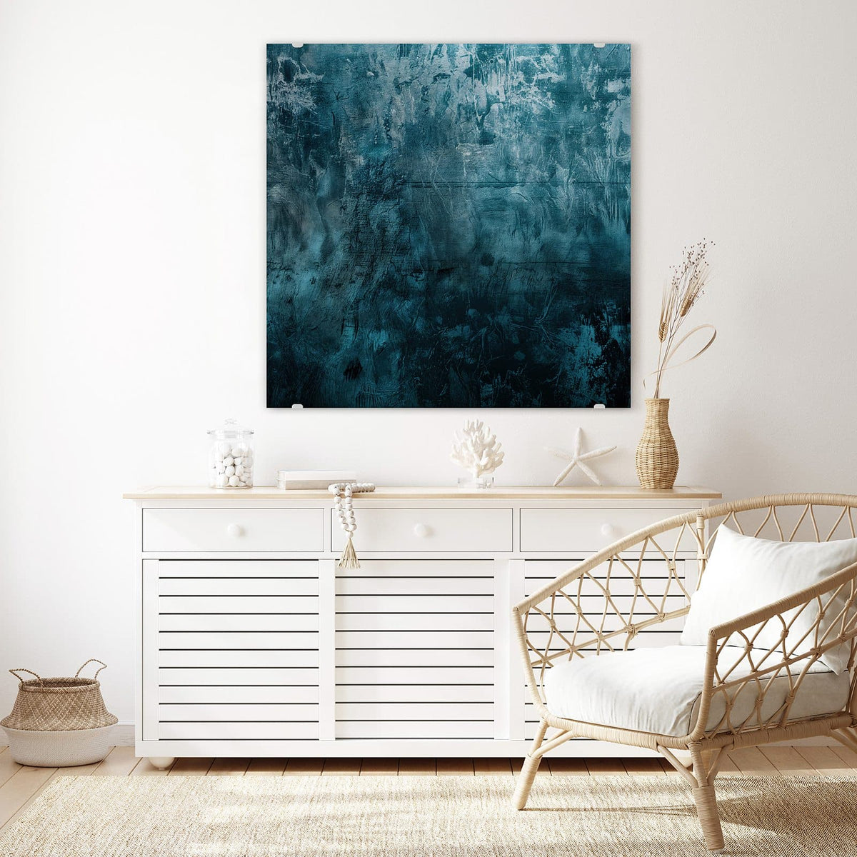 Glasbild Petrolblaue Wand an der Wand – Dunkle Wandfläche in Petrol und Blaugrün mit hellen Schlieren