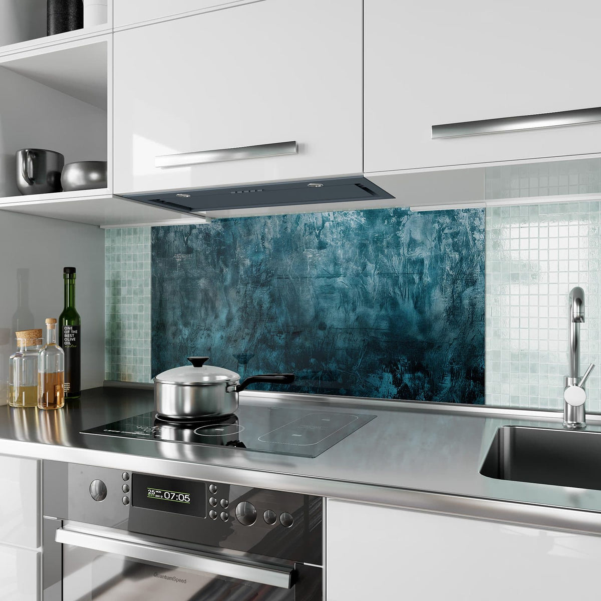 Küchenrückwand aus Glas Petrolblaue Wand im Hochformat als Spritzschutz hinter dem Kochfeld, über dem Fliesenspiegel montiert