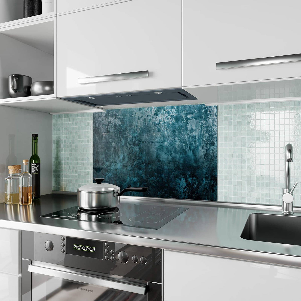Küchenrückwand aus Glas Petrolblaue Wand im Hochformat als Spritzschutz hinter dem Kochfeld, über dem Fliesenspiegel montiert