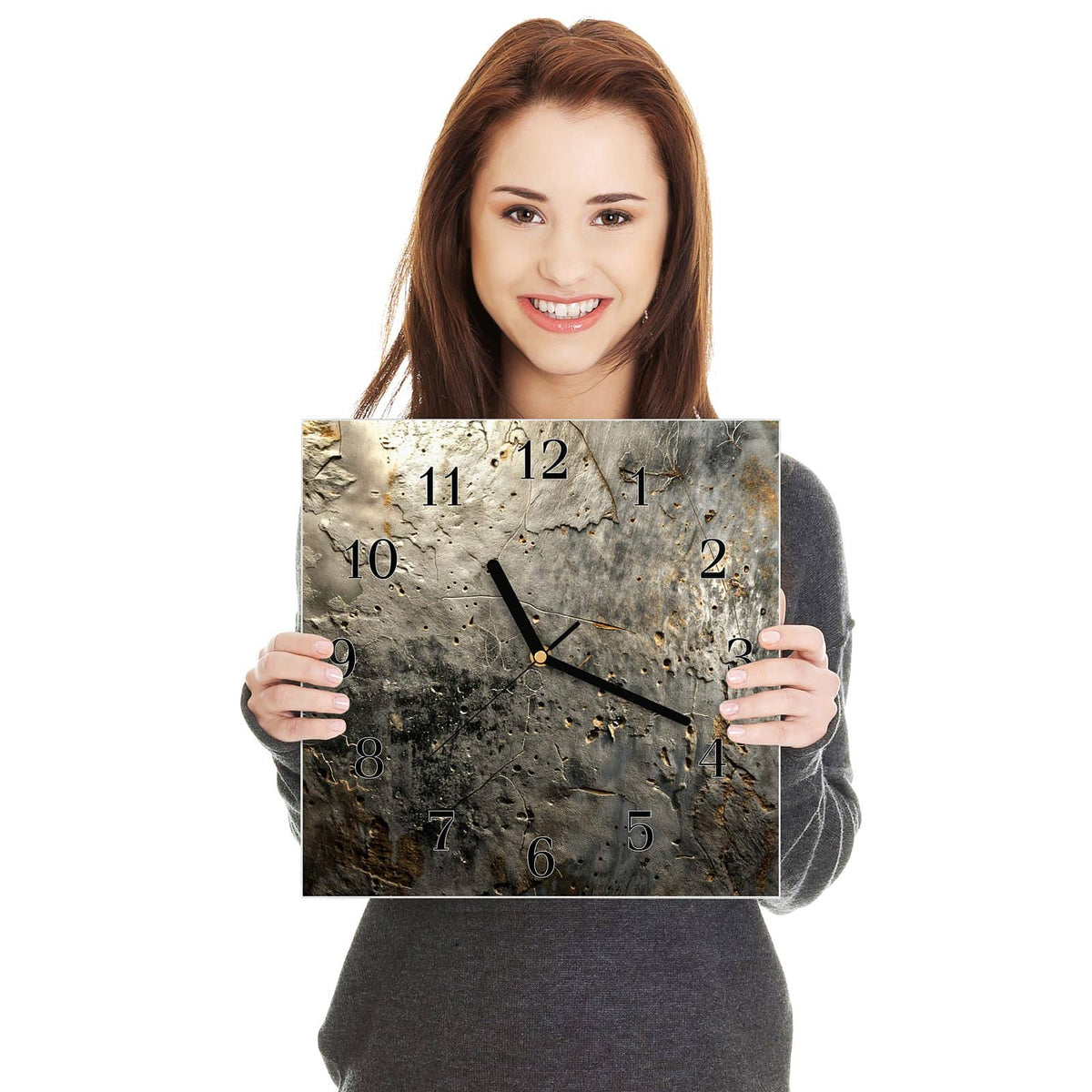 Quadratische Wanduhr aus Glas Zerfressenes Metall in zwei Händen gehalten – Größenvergleich, 30 × 30 cm