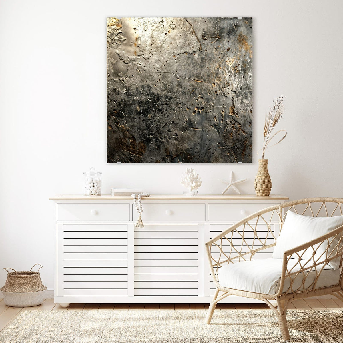 Glasbild Zerfressenes Metall an der Wand – Narbiges graues Metall mit tiefen Poren, dunklen Flecken und goldbraunen Rostspuren
