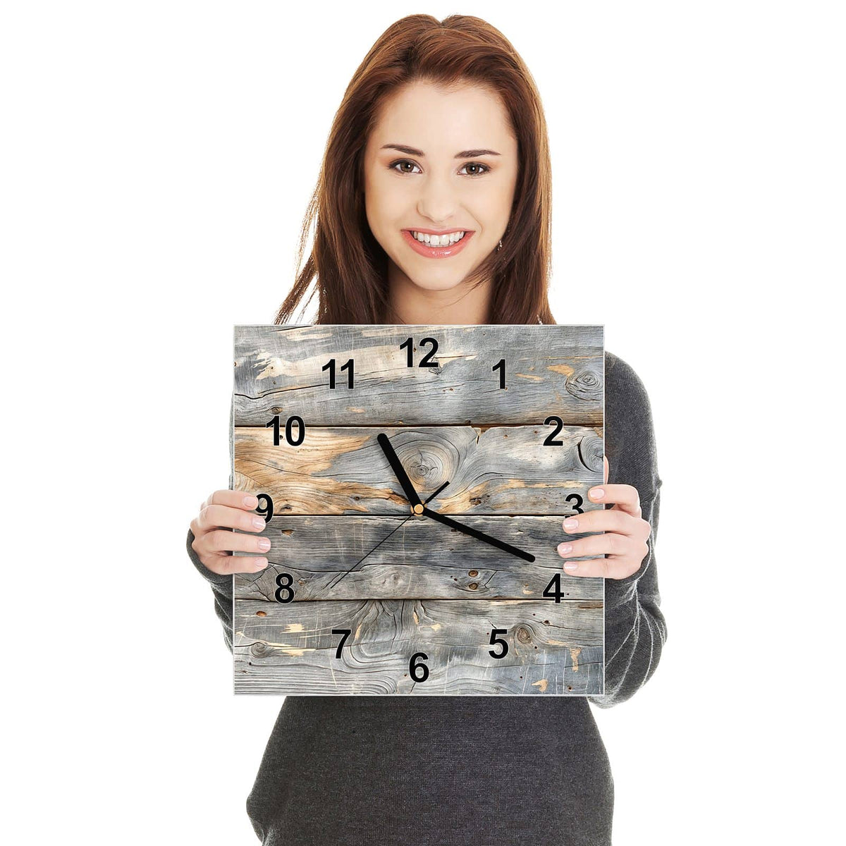 Quadratische Wanduhr aus Glas Graue Holzplanken in zwei Händen gehalten – Größenvergleich, 30 × 30 cm