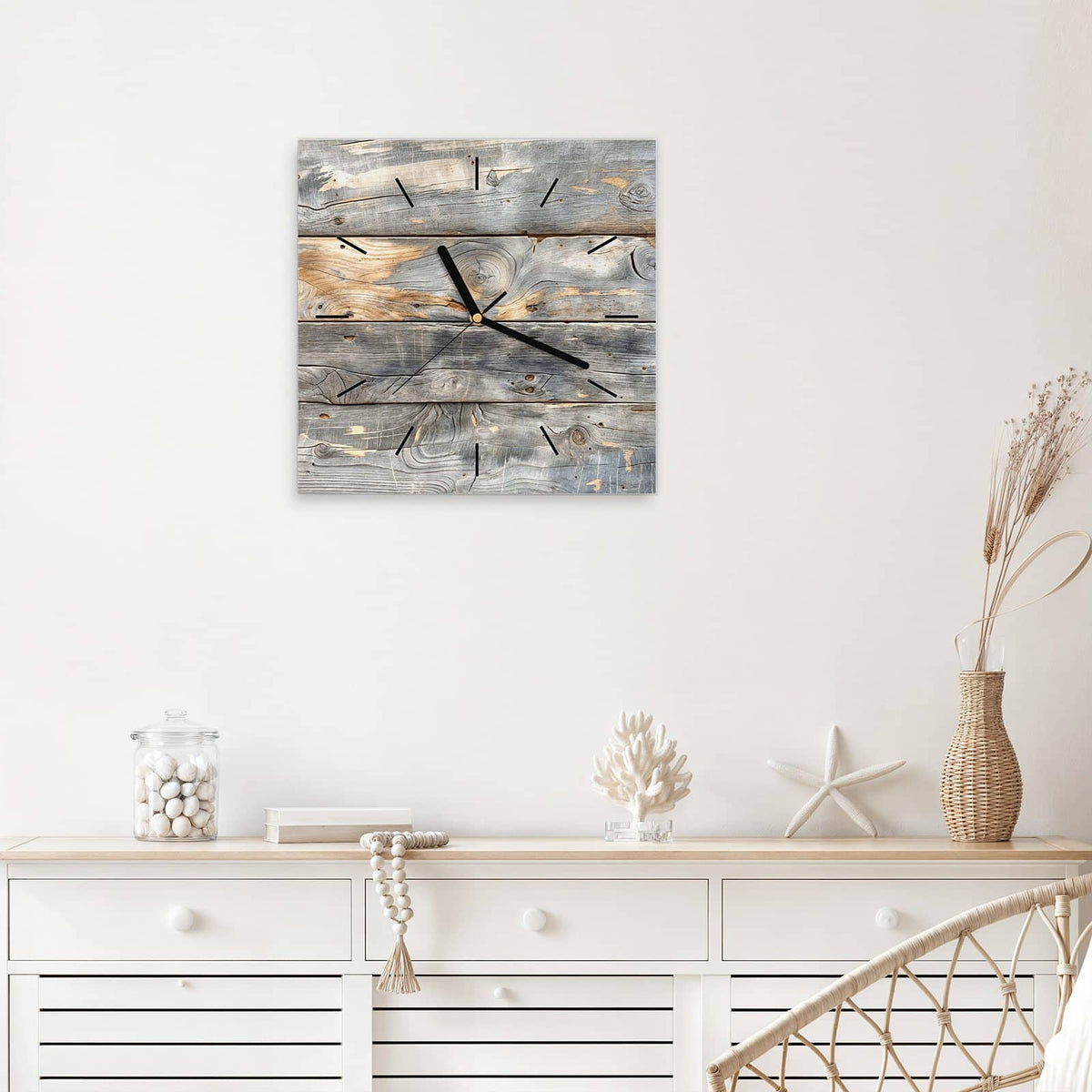 Quadratische Wanduhr aus Glas Graue Holzplanken mit Ziffernblatt Linie über einem weißen Sideboard