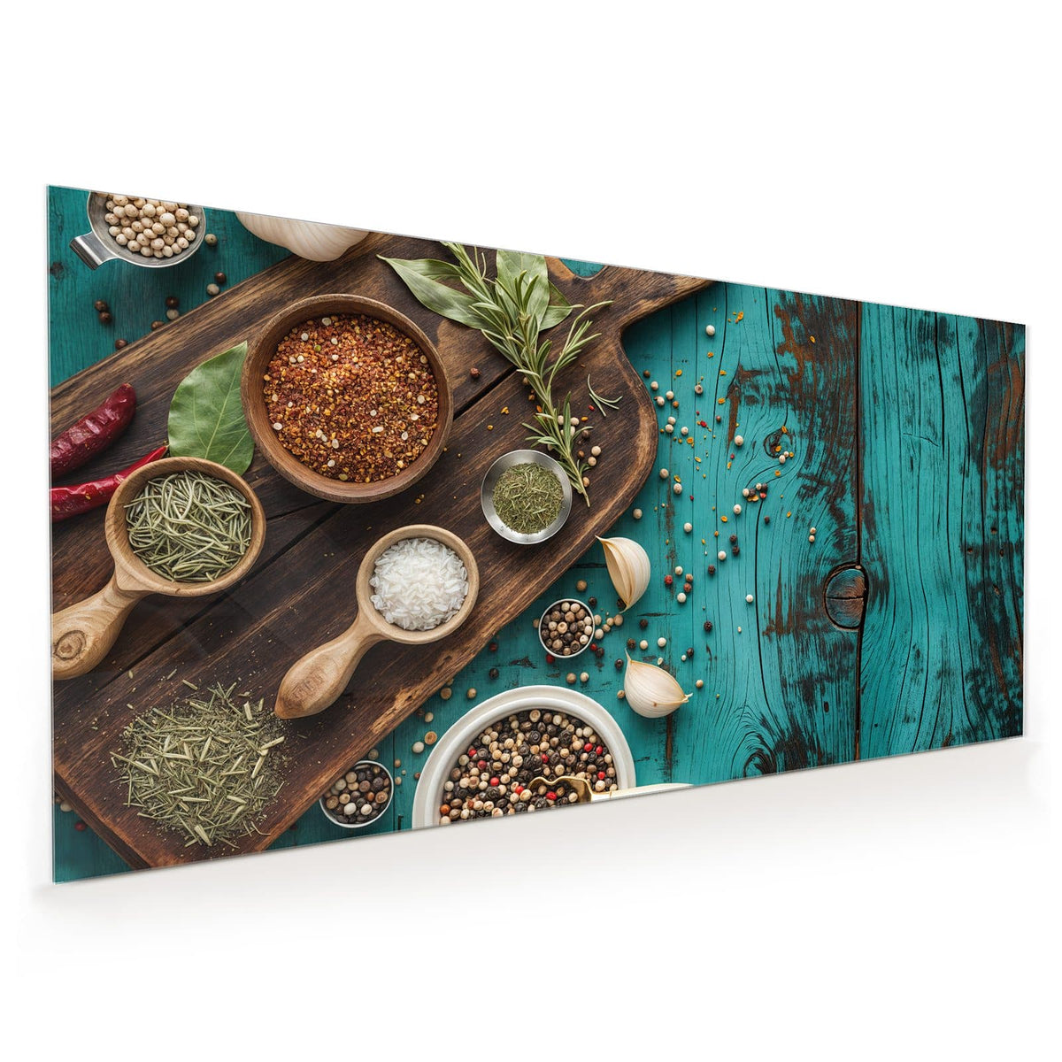 Küchenrückwand aus Glas im Hochformat: Gewürze, Kräuter, Knoblauch und Pfeffer auf dunklem Brett vor türkisem Holz