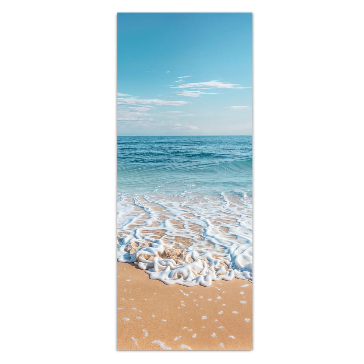 Weißer Schaumsaum einer auslaufenden Welle auf feinem Sand, blaues Meer, blauer Himmel