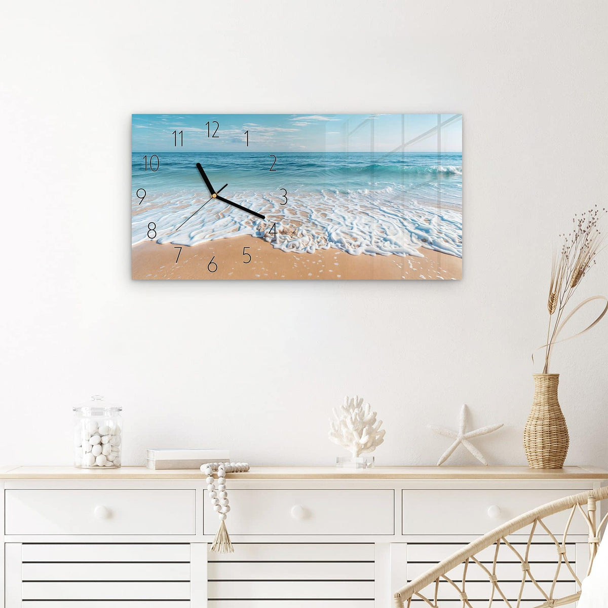 Wanduhr Tropischer Strand aus Glas – Querformat 60 × 30 cm – Auslaufende Welle am Sandstrand