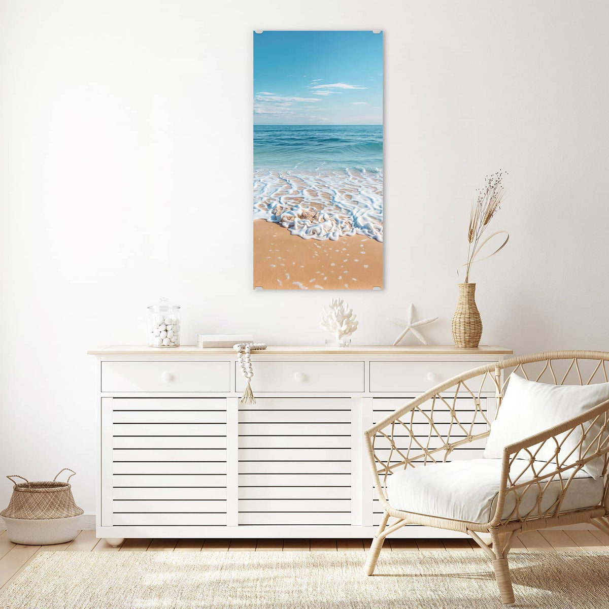 Glasbild Auslaufende Welle an der Wand – Weißer Schaumsaum einer auslaufenden Welle auf feinem Sand, blaues Meer, blauer Himmel