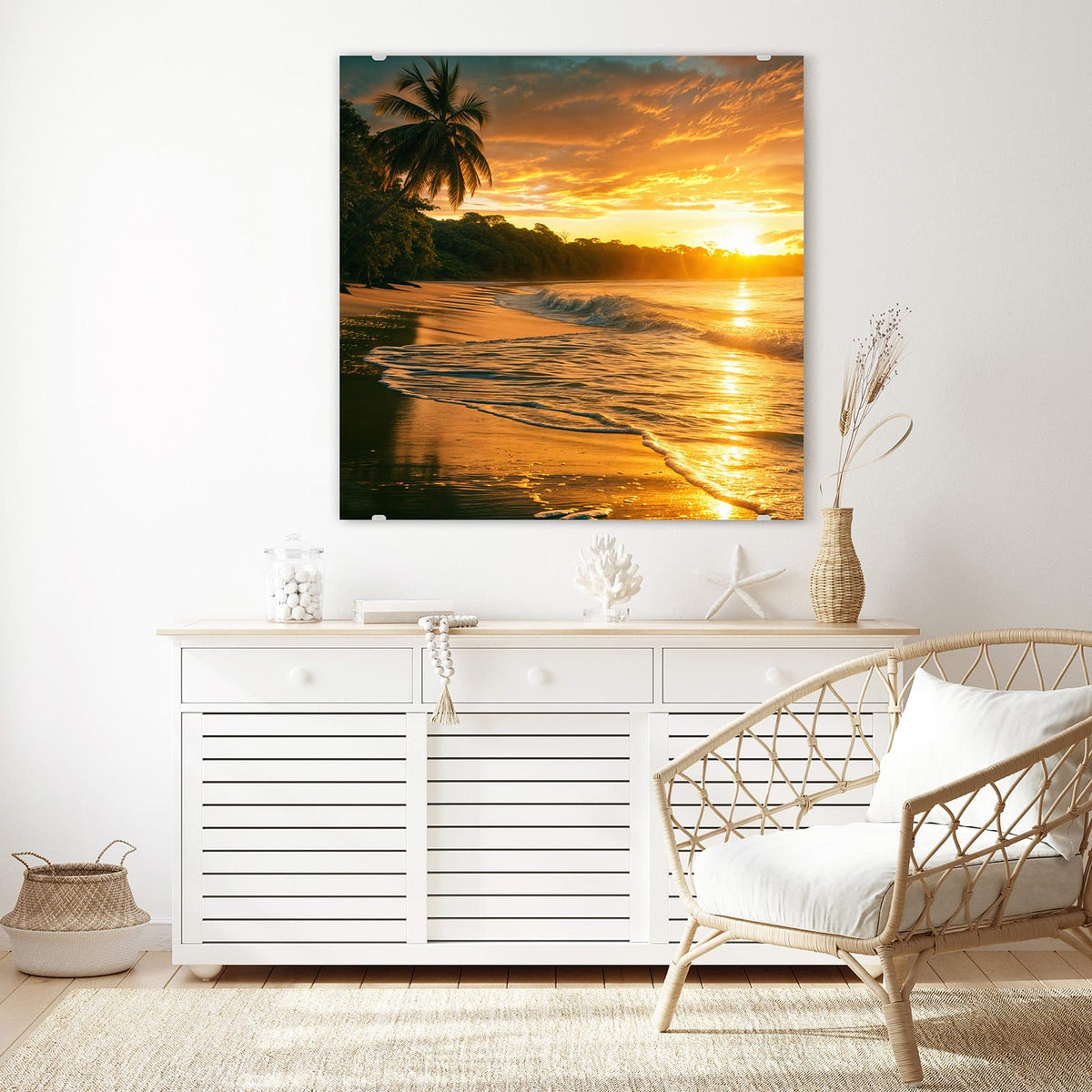 Glasbild Palme im Abendgold an der Wand – Palmensilhouette links, Sonne tief über dem Meer, goldgelbes Licht auf brechenden Wellen