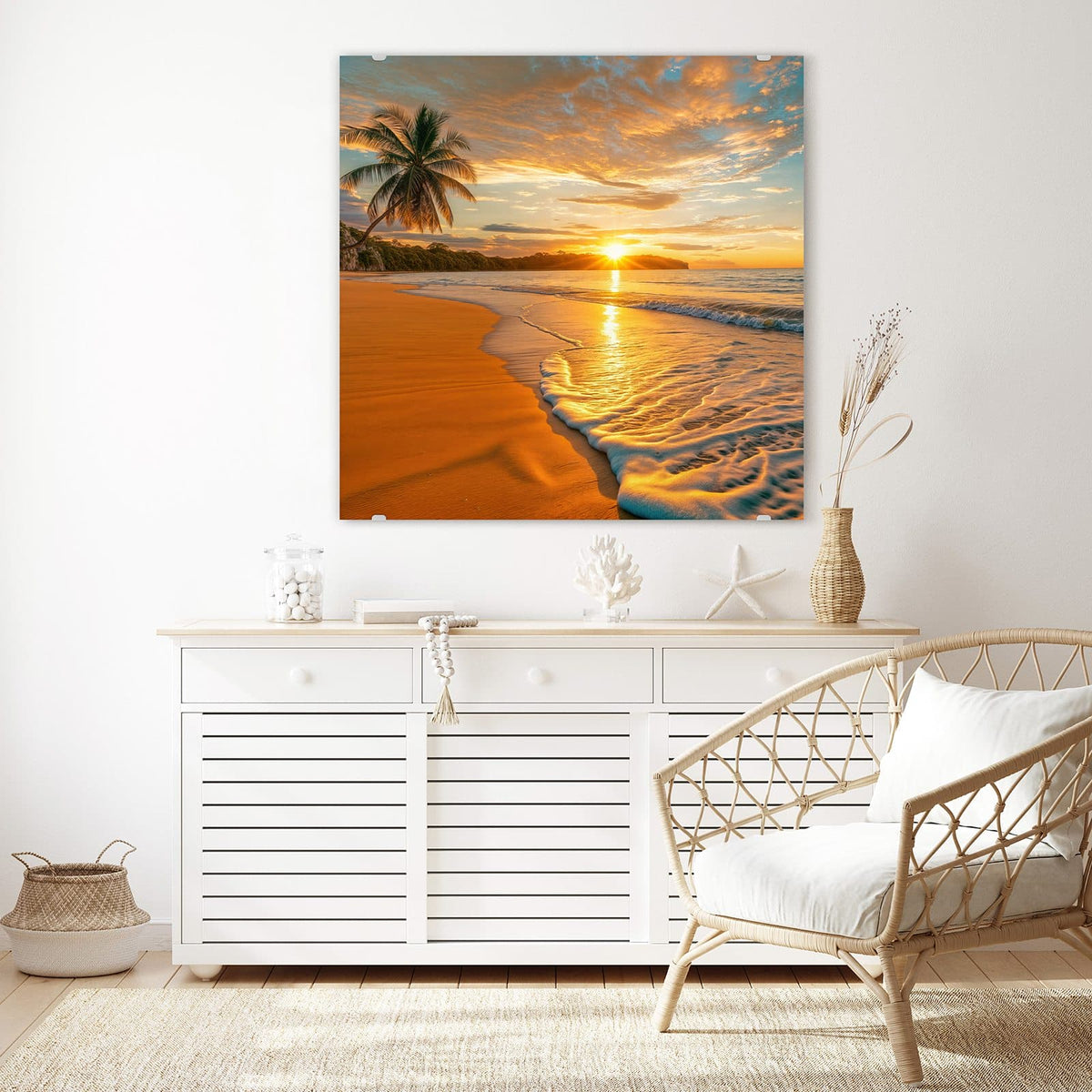 Glasbild Palme am Abendstrand an der Wand – Palme links über weitem orangefarbenem Sandstrand, Sonne genau am Horizont hinter einer Landzunge
