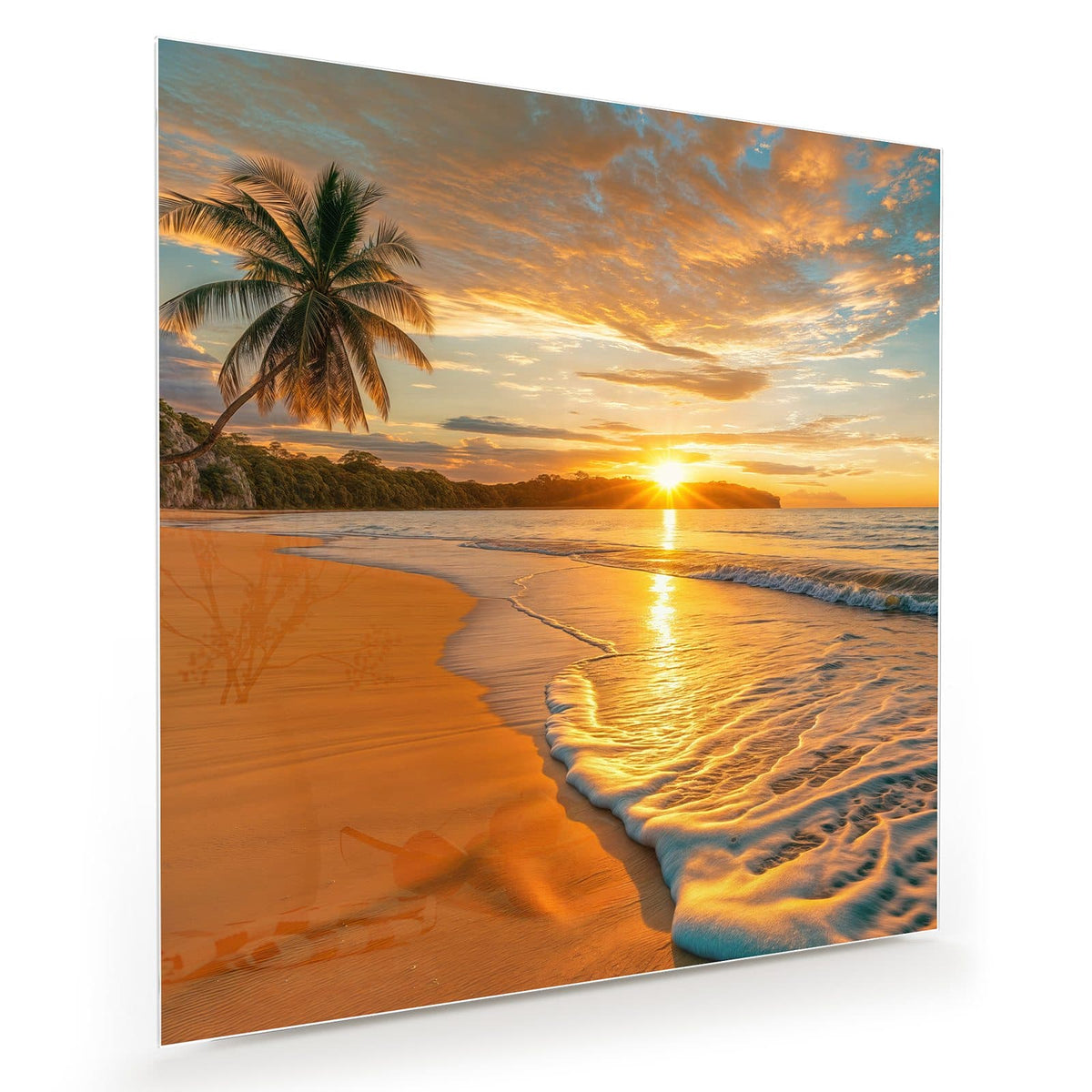 Palme links über weitem orangefarbenem Sandstrand, Sonne genau am Horizont hinter einer Landzunge