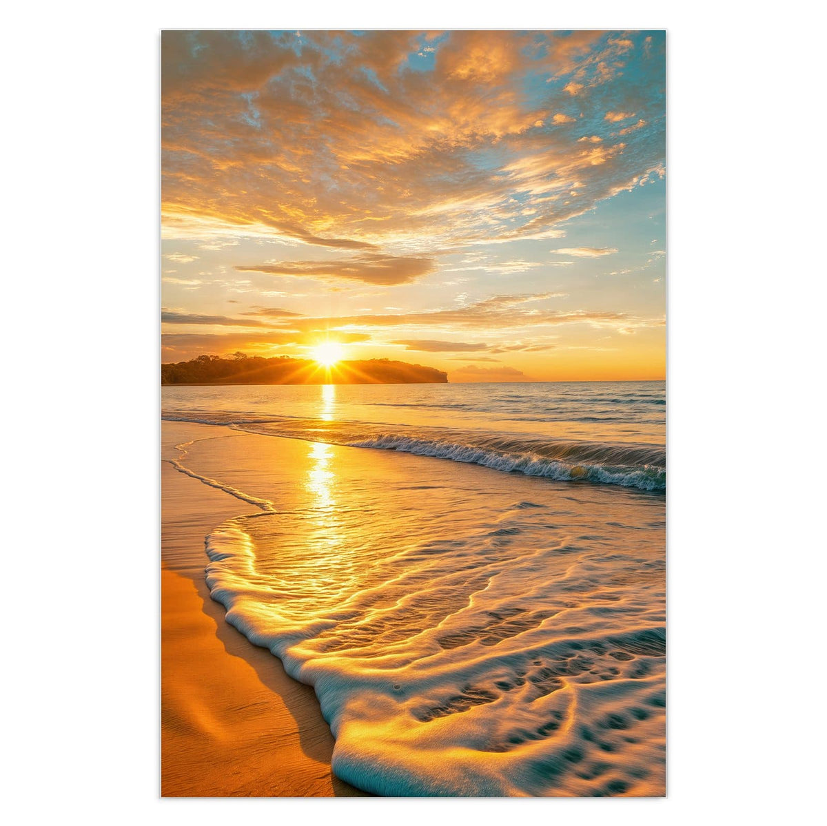Palme links über weitem orangefarbenem Sandstrand, Sonne genau am Horizont hinter einer Landzunge