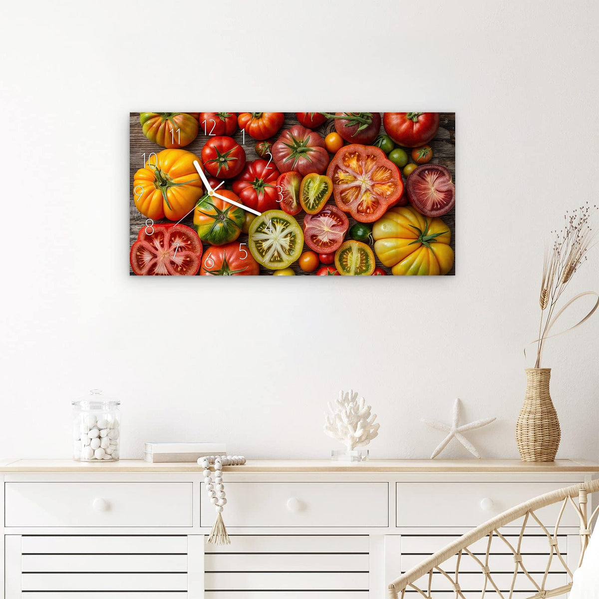 Wanduhr Verschiedene Tomaten aus Glas – Querformat 60 × 30 cm – Bunte Tomatensorten von oben