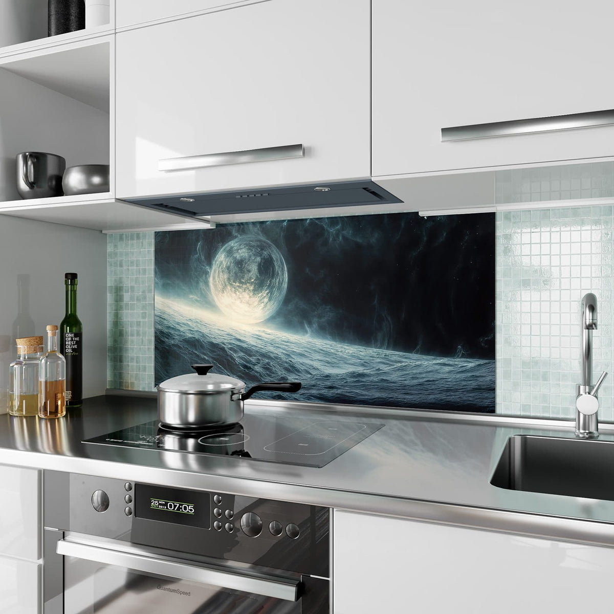 Küchenrückwand aus Glas Mond über dem Meer im Hochformat als Spritzschutz hinter dem Kochfeld, über dem Fliesenspiegel montiert