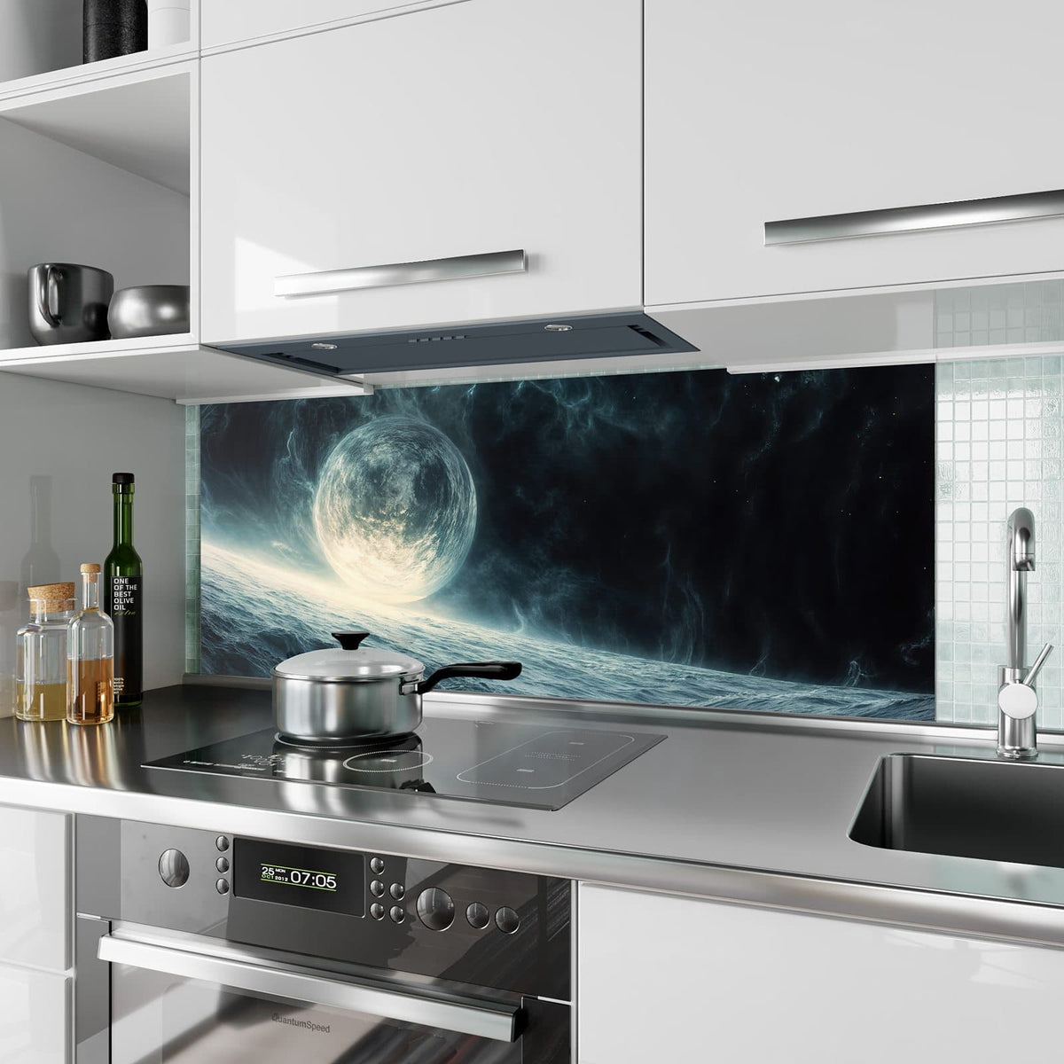 Küchenrückwand aus Glas Mond über dem Meer im Hochformat als Spritzschutz hinter dem Kochfeld, über dem Fliesenspiegel montiert