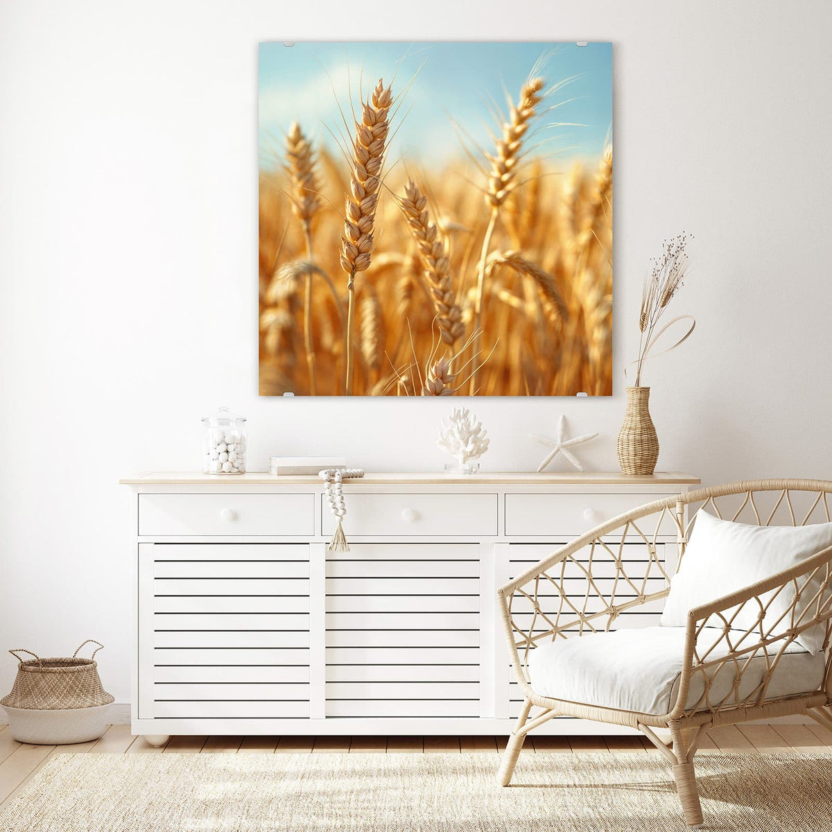 Glasbild Weizen im Sonnenlicht an der Wand – Goldene Weizenähren in Nahaufnahme vor hellblauem, fast wolkenlosem Himmel
