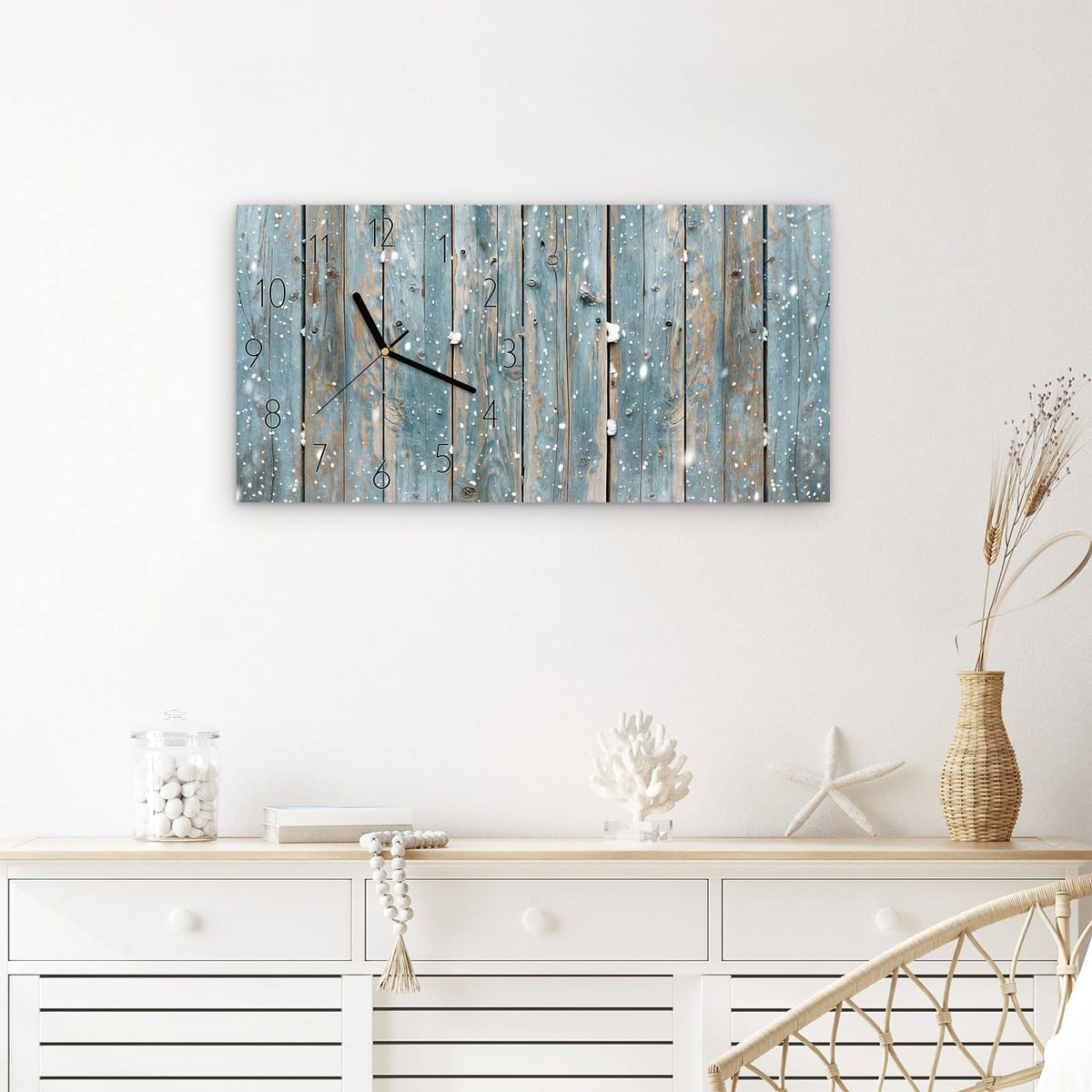 Wanduhr Holz mit Schnee aus Glas – Querformat 60 × 30 cm – Blaues Holz mit Schneeflocken